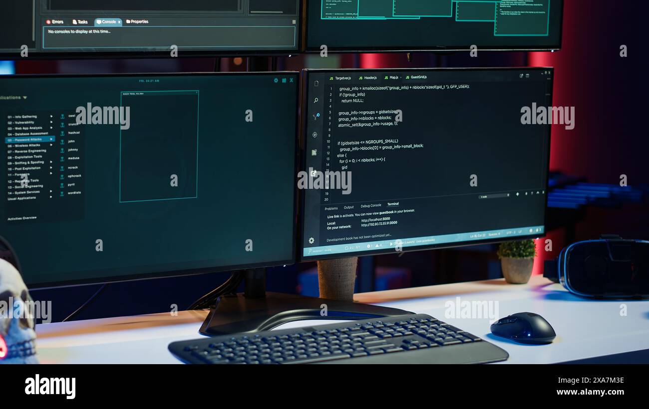 Primo piano di un pericoloso codice di hacking eseguito su monitor di sistemi informatici ad alta tecnologia. Gli script di programmazione vengono mostrati sui display dei PC in un nascondiglio criminale vuoto utilizzato dagli hacker per commettere attività illegali Foto Stock