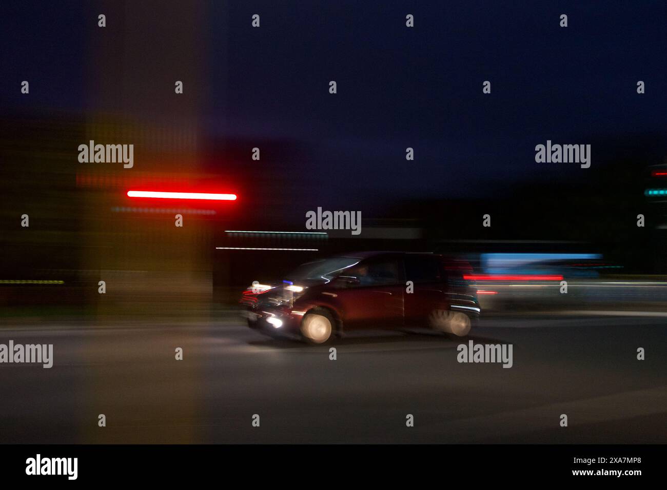 Mostrare le auto e il traffico di notte, utilizzando la panoramica della telecamera per mostrare il movimento dell'auto con le piste leggere. Ad Auckland, nuova Zelanda. Foto Stock
