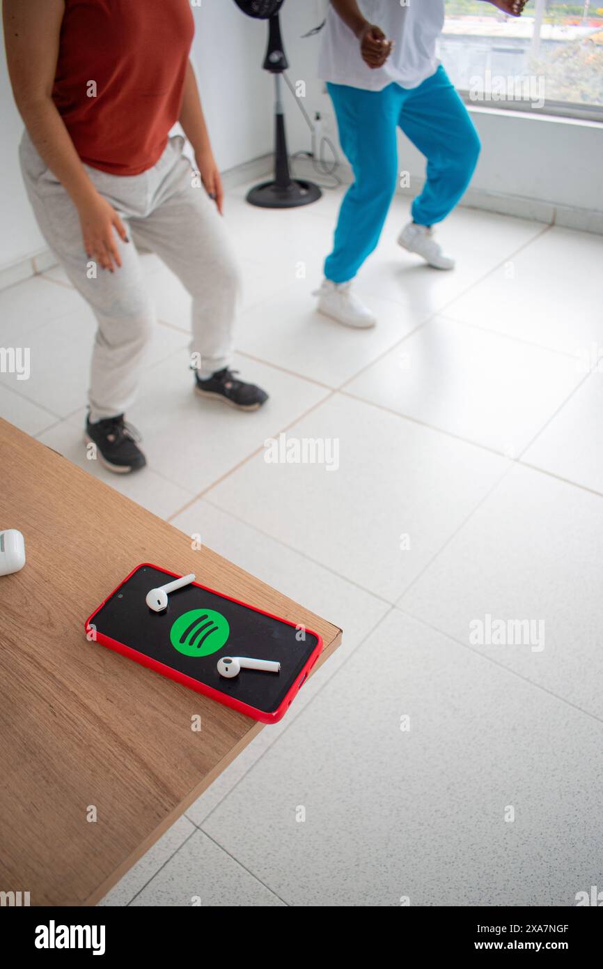 Un gruppo diversificato in piedi su un pavimento piastrellato Foto Stock