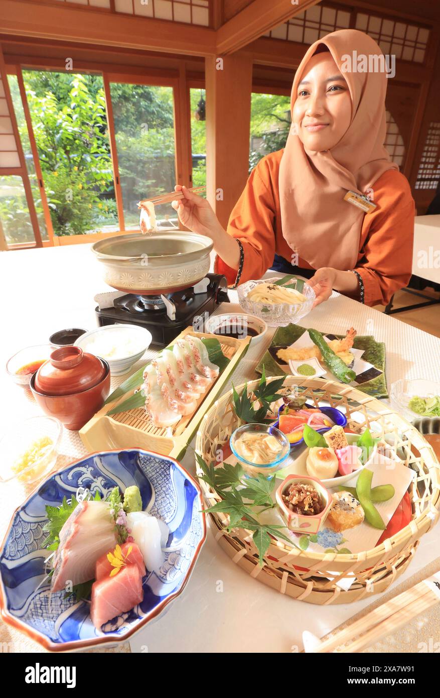 A photo shows halal menu at a long-established restaurant in a tourist area in Kyoto City, Kyoto Prefecture on June 4, 2024. This restaurant employs international students and staffs from such as Turkey, and while based on Japanese cuisine, it offers a variety of services to meet requests such as halal, vegan, and allergen-free meals.( The Yomiuri Shimbun via AP Images ) Foto Stock