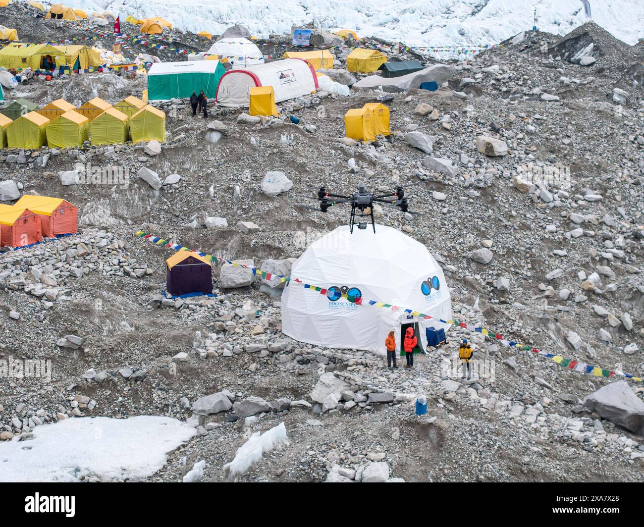 (240605) -- KATHMANDU, 5 giugno 2024 (Xinhua) -- istantanea tratta da un video mostra un drone DJI durante un test di consegna al campo base sul Monte Qomolangma il 30 aprile 2024. DJI ha completato con successo i primi test di consegna dei droni sul monte Qomolangma dal lato nepalese, aprendo la strada per facilitare le operazioni di alpinismo in alta quota, salvataggio di emergenza e protezione ambientale, ha annunciato mercoledì il produttore cinese di droni. Un DJI FlyCart 30 è stato utilizzato nei test di aprile, durante i quali tre bombole di ossigeno e 1,5 kg di altre forniture sono stati trasportati dal campo base (ad un altitu Foto Stock