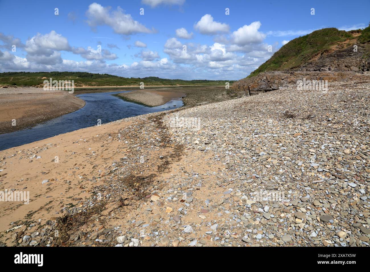 L'estuario di Ogmore via mare, dove il fiume Ogmore entra in mare, quest'area è già stata sgomberata da 1.000 pneumatici scaricati illegalmente nel corso degli anni. Foto Stock
