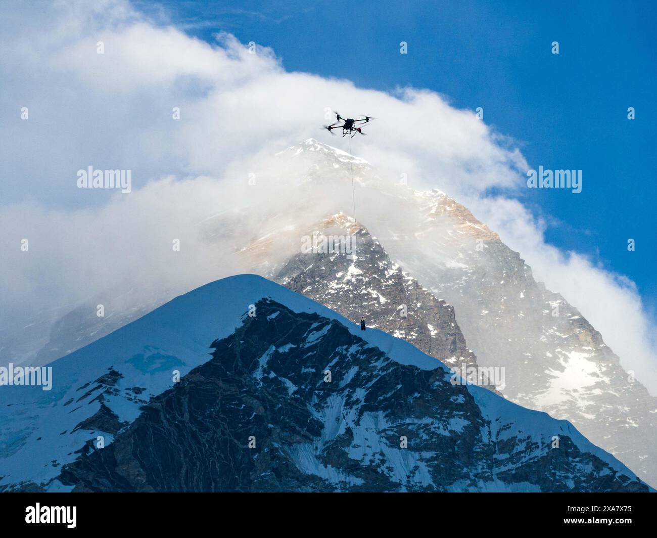 (240605) -- KATHMANDU, 5 giugno 2024 (Xinhua) -- istantanea tratta da un video mostra un drone DJI durante un test di consegna sul Monte Qomolangma dal lato nepalese, 30 aprile 2024. DJI ha completato con successo i primi test di consegna dei droni sul monte Qomolangma dal lato nepalese, aprendo la strada per facilitare le operazioni di alpinismo in alta quota, salvataggio di emergenza e protezione ambientale, ha annunciato mercoledì il produttore cinese di droni. Un DJI FlyCart 30 è stato utilizzato nei test di aprile, durante i quali tre bombole di ossigeno e 1,5 kg di altre forniture sono stati trasportati dal campo base (ad un alto Foto Stock