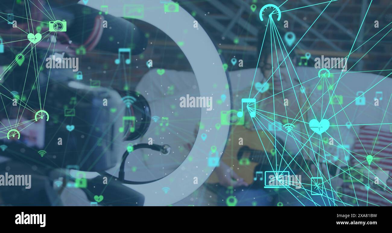 Immagine della schermata della telecamera con la rete di connessioni tramite vlogger femmina che registra il vlog a casa Foto Stock