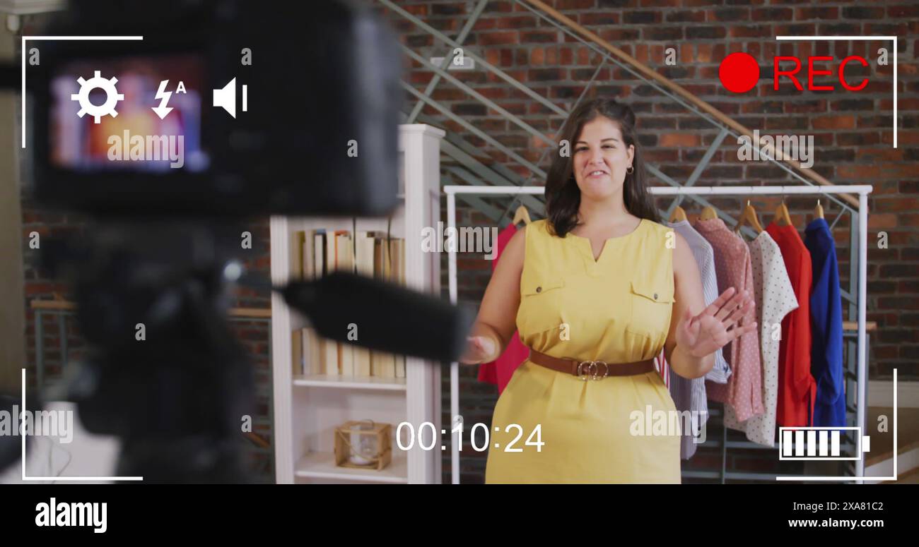 Immagine dello schermo della fotocamera con interfaccia digitale su vlogger di moda femminile che registra il vlog a casa Foto Stock