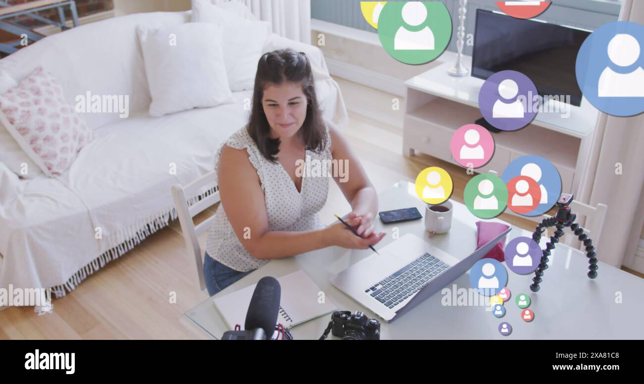 Immagine delle icone delle persone dei social media digitali sopra le donne vlogger che registrano vlog a casa Foto Stock