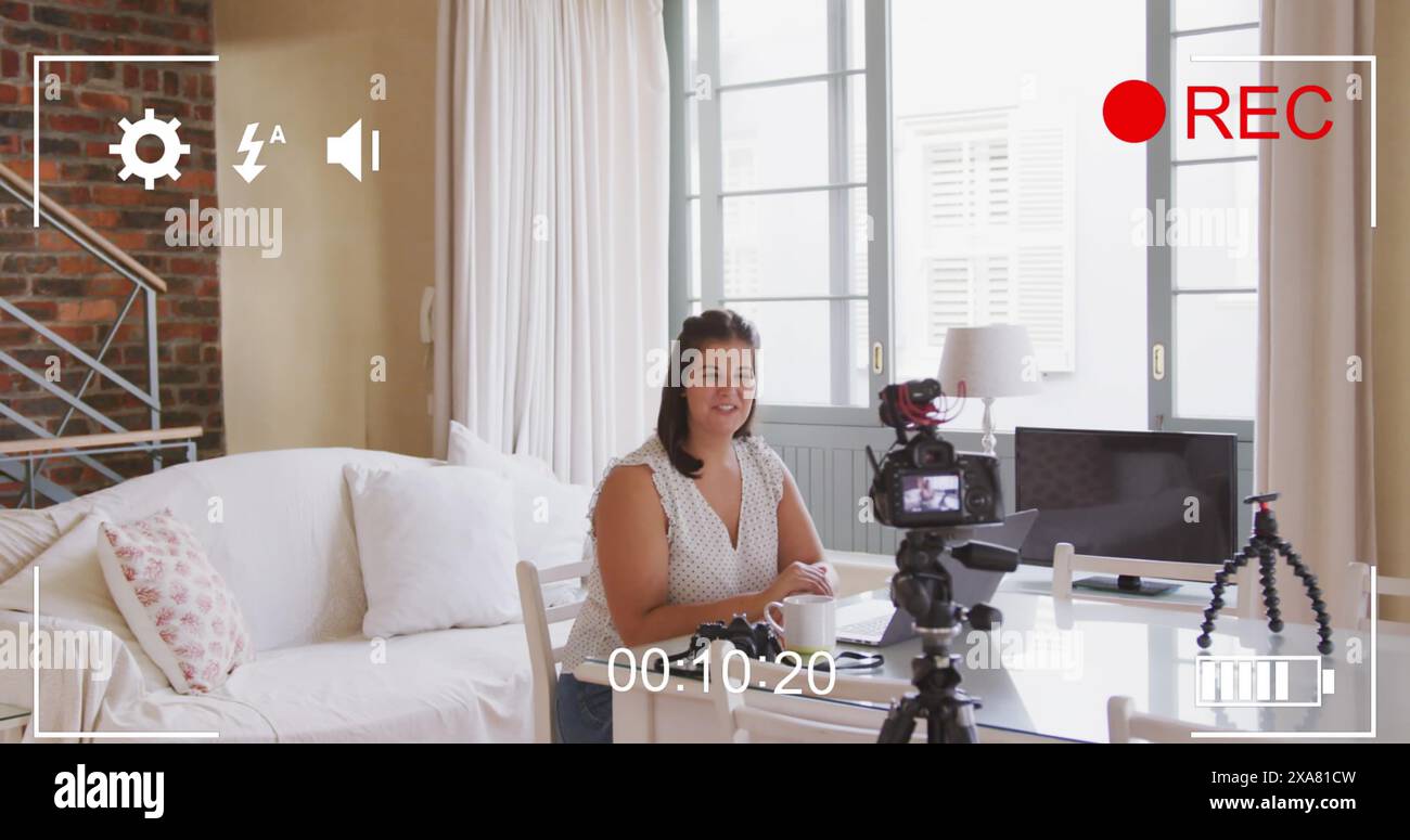Immagine della schermata della telecamera con interfaccia digitale su vlogger femmina che registra il vlog a casa Foto Stock