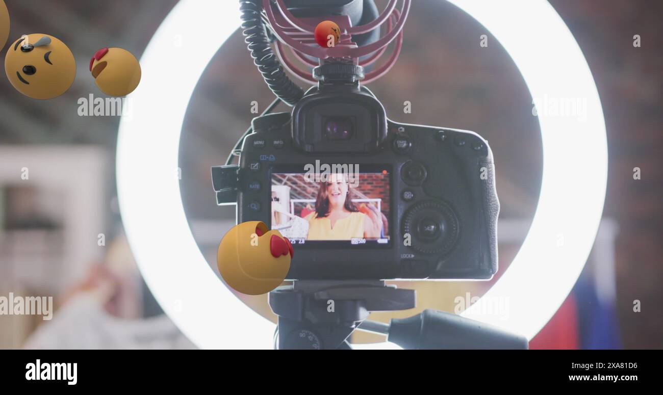 Immagine di icone emoji su vlogger femmina sul visualizzatore di telecamere che registra vlog a casa Foto Stock