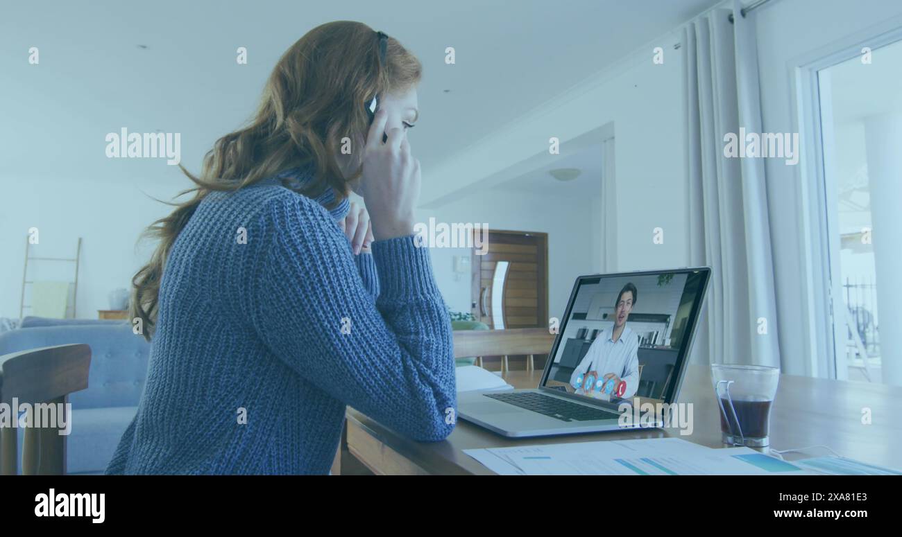 Immagine di una giovane donna caucasica in videoconferenza con un uomo caucasico su un laptop Foto Stock