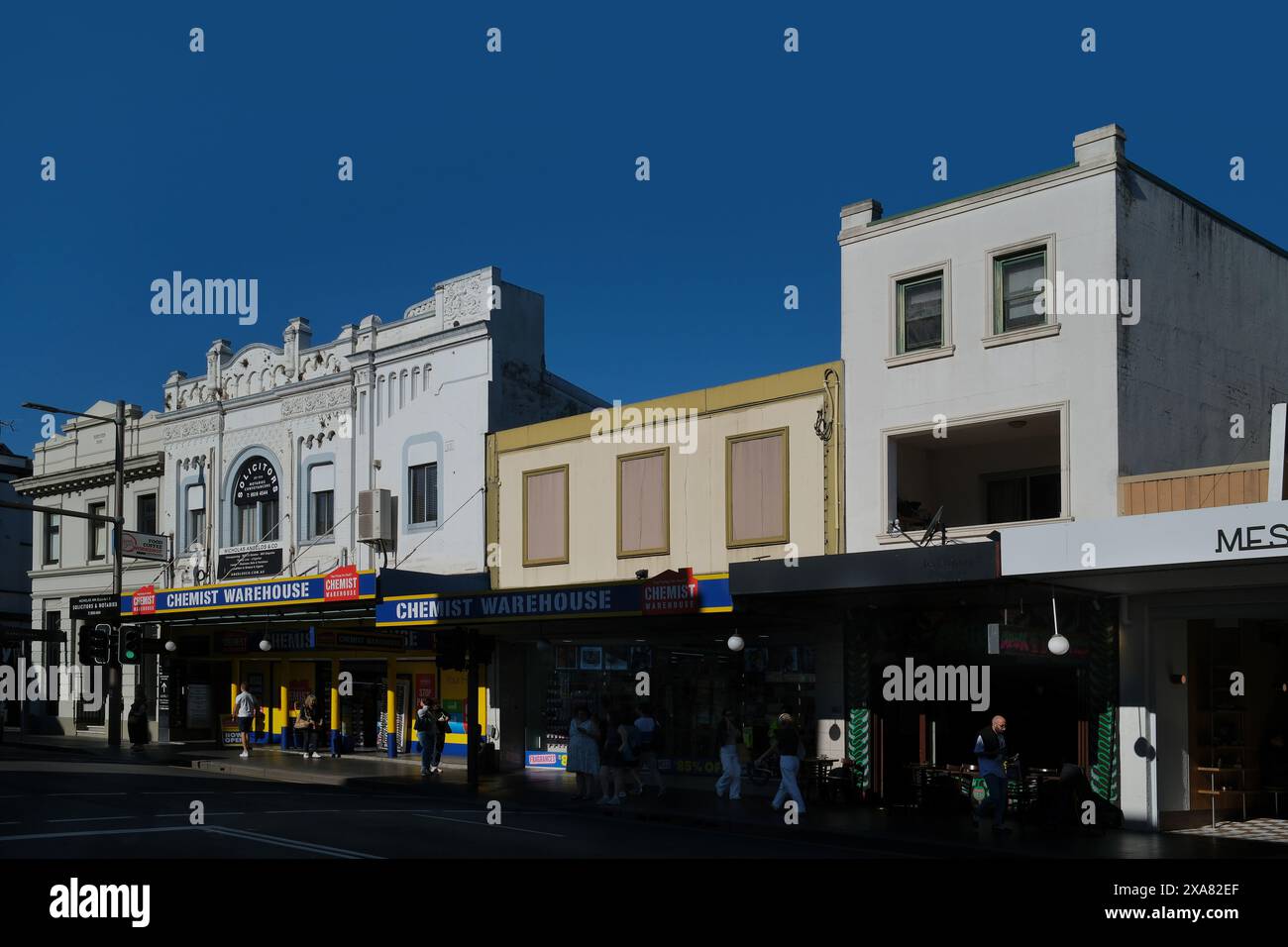 Qualcosa di vecchio, qualcosa di nuovo, e un felice e brulicante robot si affacciano su Newtown, Sydney, negozi e ristoranti dell'ovest interno, le facciate vittoriane Foto Stock