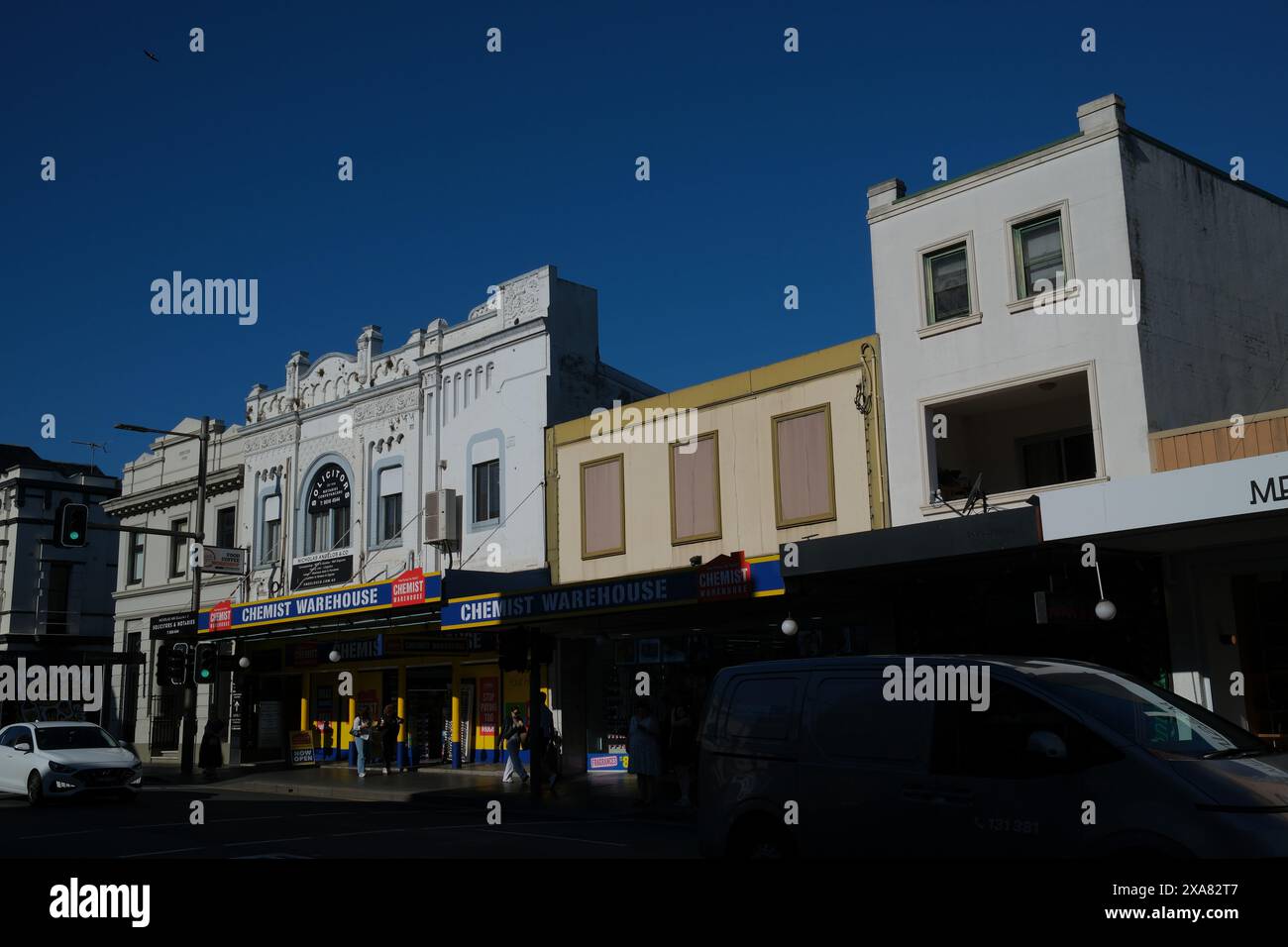Architettura decorativa in stile Freestyle Federation, facciate 'moderne' in stile vittoriano e adattate in forte luce del sole e un cielo blu cristallino a Newtown, Sydney Foto Stock