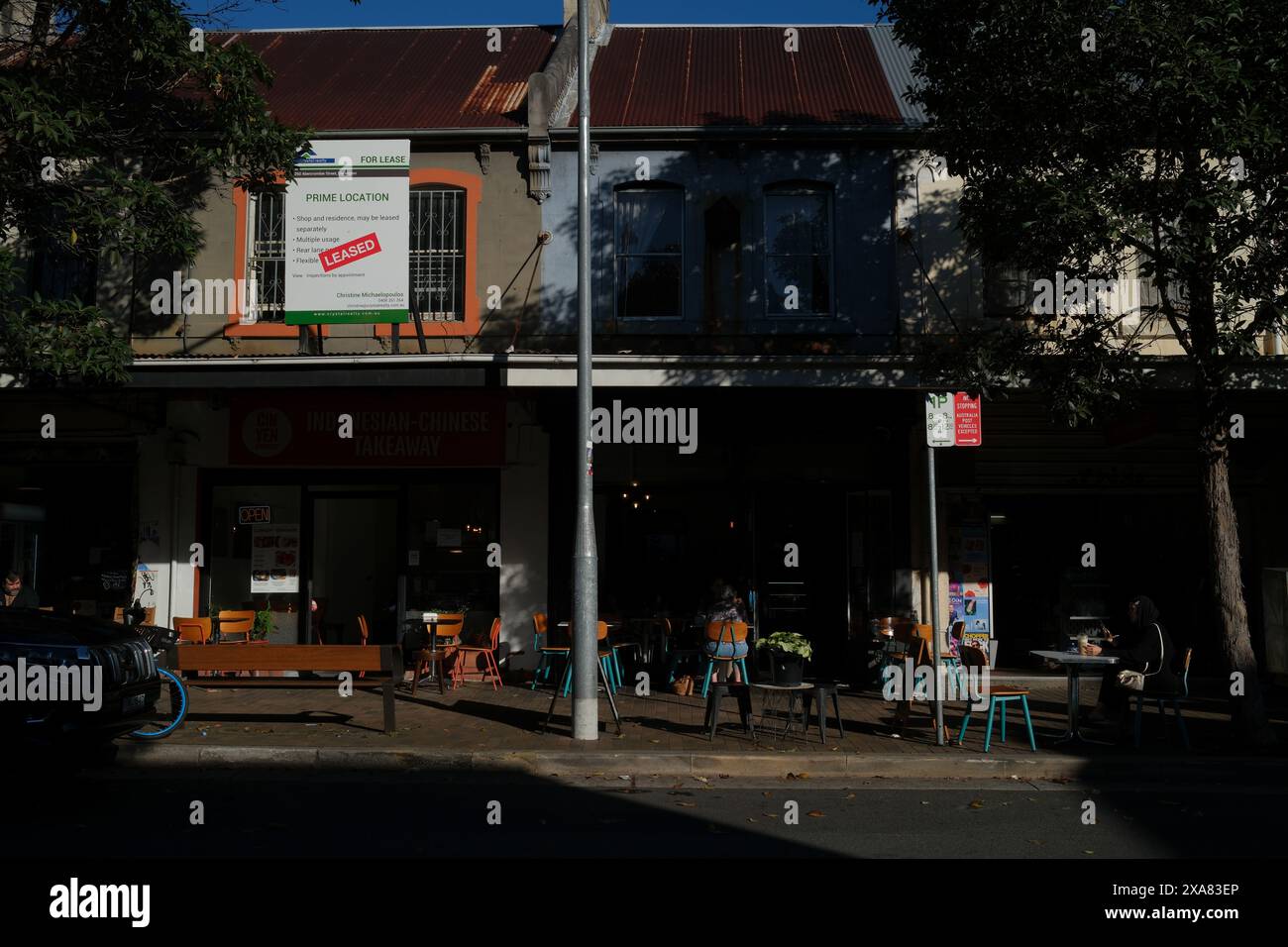 Una fila di negozi con terrazza, caffetterie con sedie e tavoli sul sentiero pedonale di Abercrombie St Chippendale, Sydney, New South Wales Foto Stock