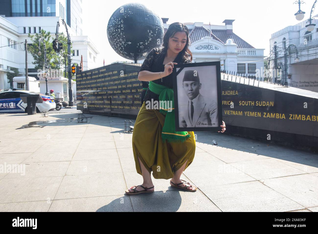 Bandung, Giava Occidentale, Indonesia. 5 giugno 2024. Artisti indonesiani che sono membri della comunità Mataholang ballarono per quattro ore per commemorare la nascita del primo presidente indonesiano Soekarno, così come la solidarietà con la Palestina al Palestine Park, Bandung, Indonesia. Nelle loro azioni gli artisti hanno portato a Soekarno spirito anti-colonialismo e anti-imperialismo, questo è ancora rilevante per le attuali condizioni in Palestina, che non è ancora indipendente. (Credit Image: © Dimas Rachmatsyah/ZUMA Press Wire) SOLO PER USO EDITORIALE! Non per USO commerciale! Foto Stock