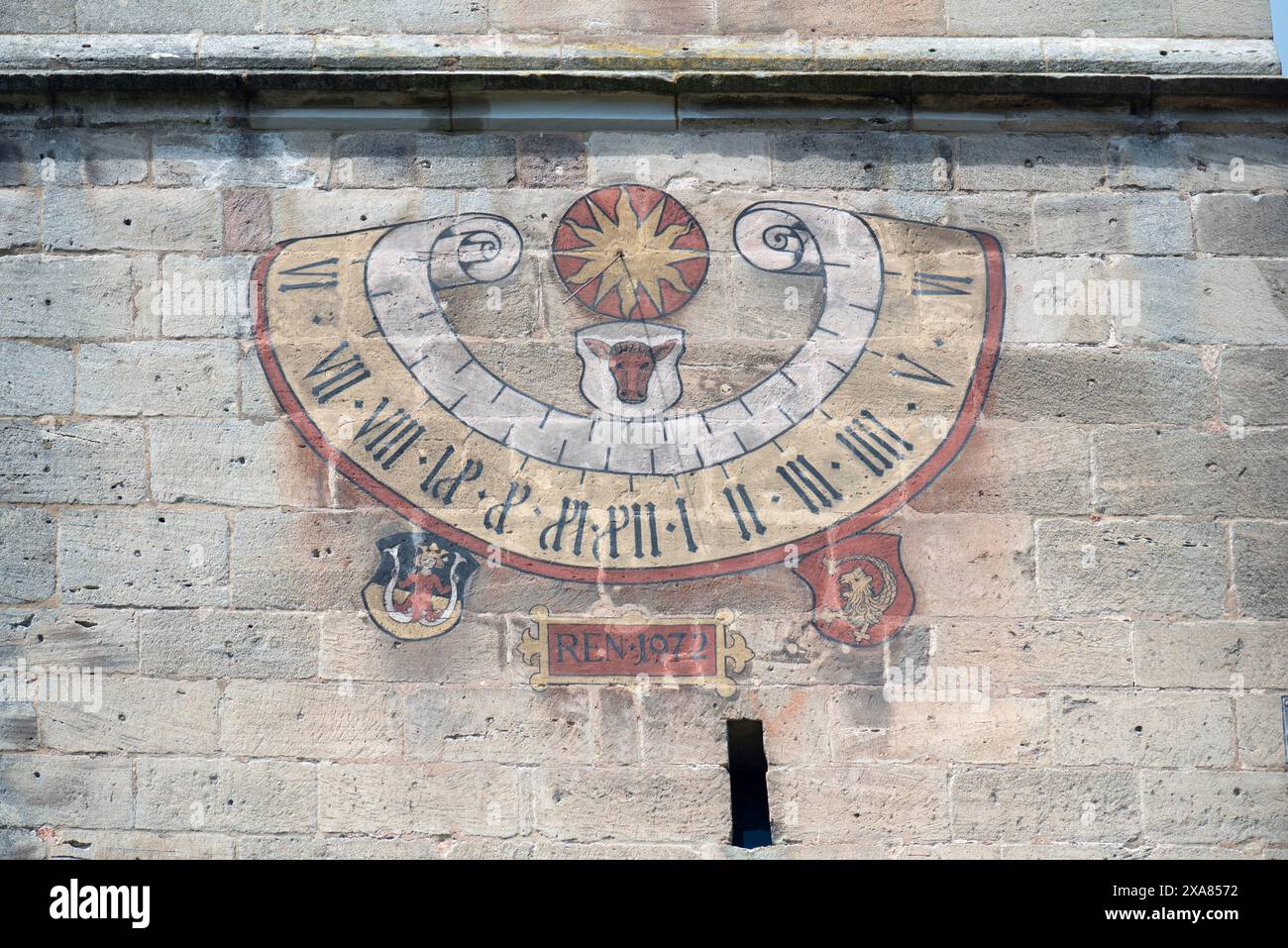 Storica meridiana sulla facciata della chiesa gotica di Santa Maria, Kalbensteinberg, Media Franconia, Baviera, Germania Foto Stock