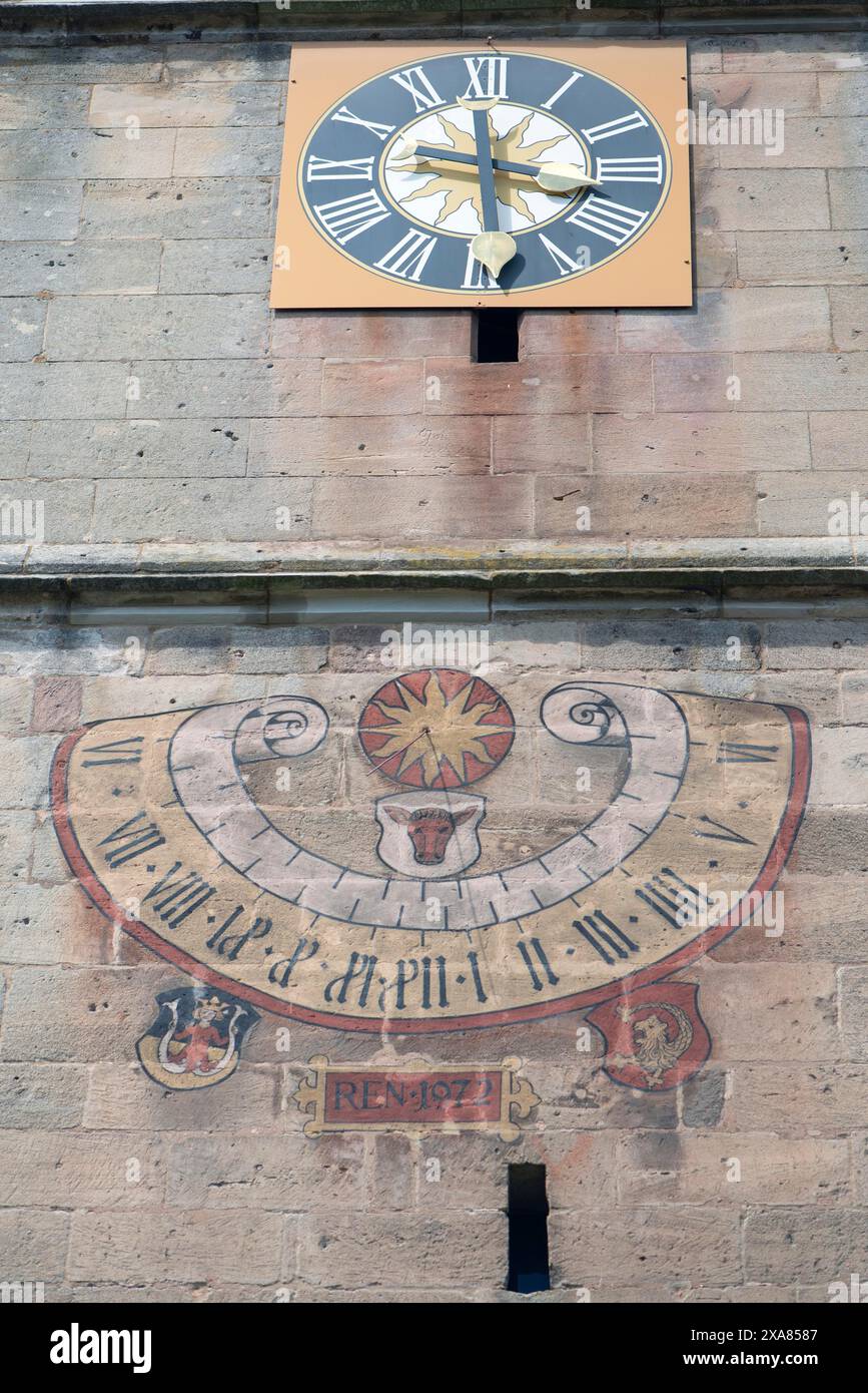 Orologio della torre e storica meridiana sulla facciata della chiesa gotica di Santa Maria, Kalbensteinberg, Media Franconia, Baviera, Germania Foto Stock