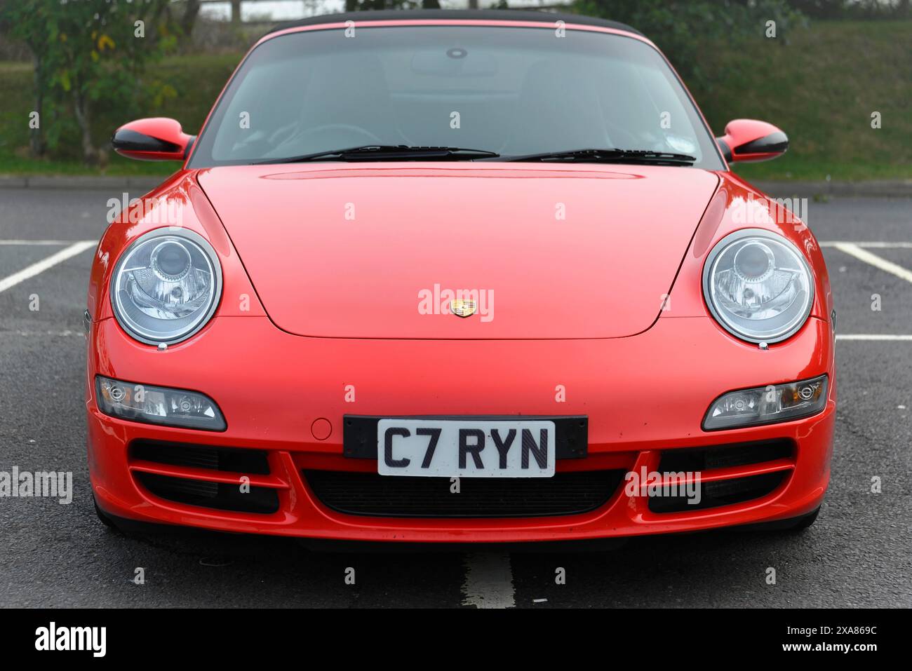 Vista frontale di una Porsche rossa parcheggiata in un parcheggio con targa visibile, Scozia, Regno Unito, Gran Bretagna Foto Stock