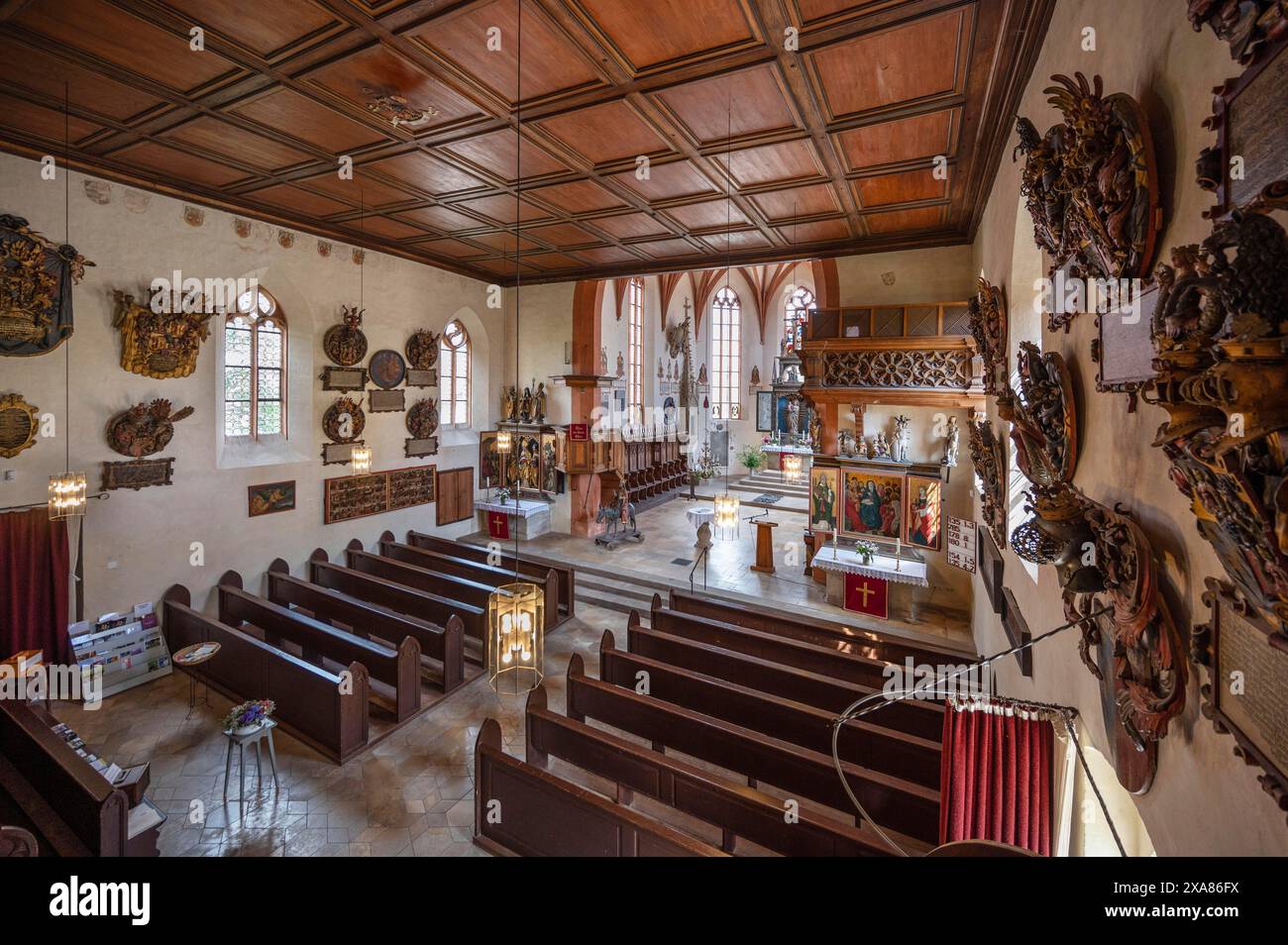 Dalla galleria potrai ammirare l'interno della chiesa con l'altare maggiore, la chiesa gotica di Santa Maria, Kalbensteinberg, la Franconia media, la Baviera, la Germania Foto Stock