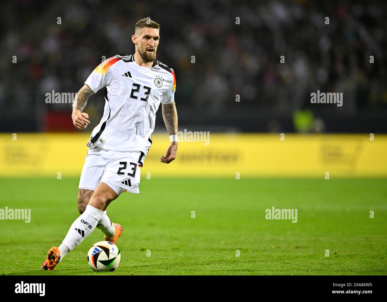 Robert Andrich GER (23) azione sul pallone, Max Morlock Stadium, Norimberga, Baviera, Germania Foto Stock