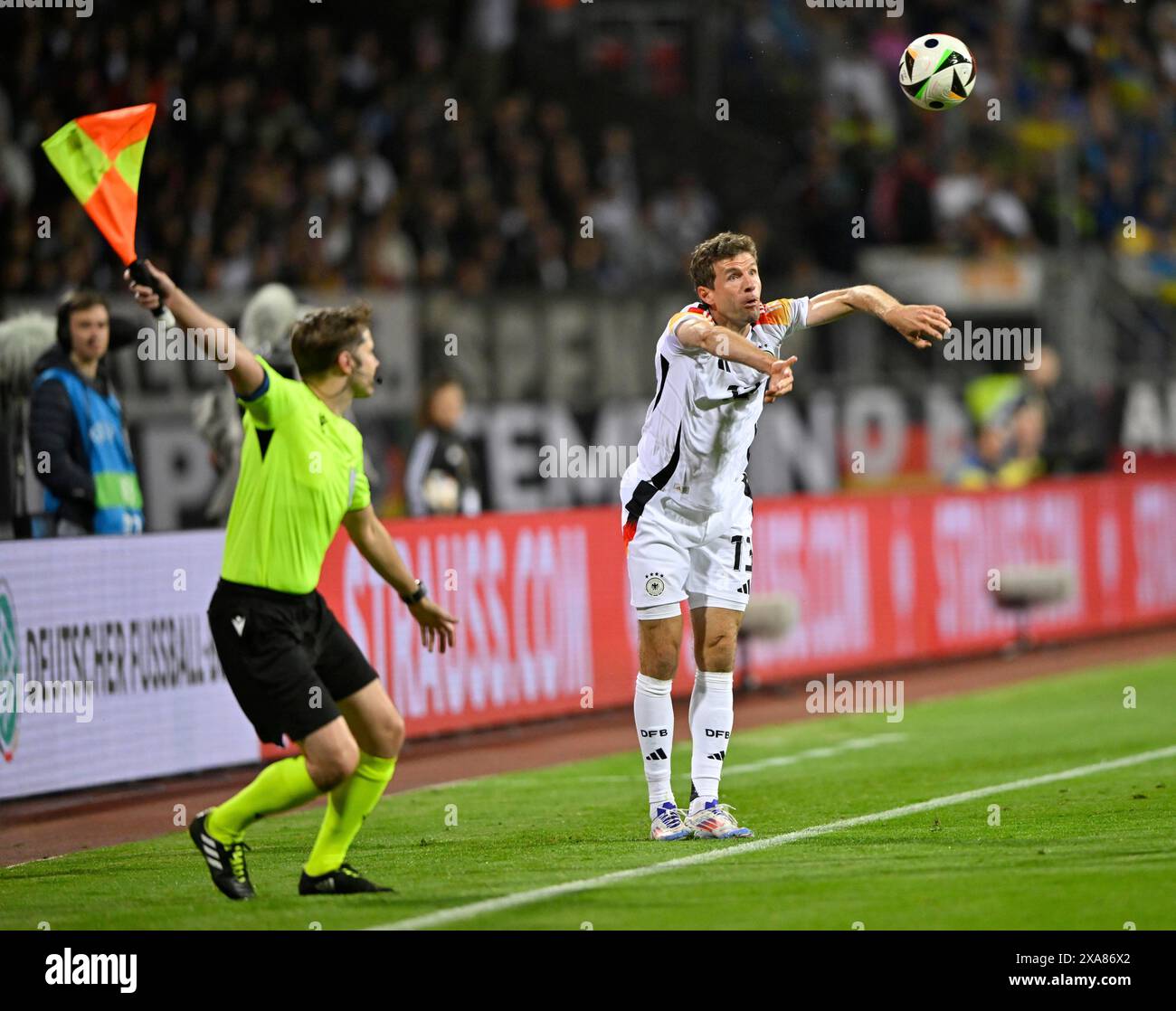Azione di lancio Thomas Mueller GER (13) Linesman mostra bandiera, Max-Morlock-Stadion, Norimberga, Baviera, Germania Foto Stock