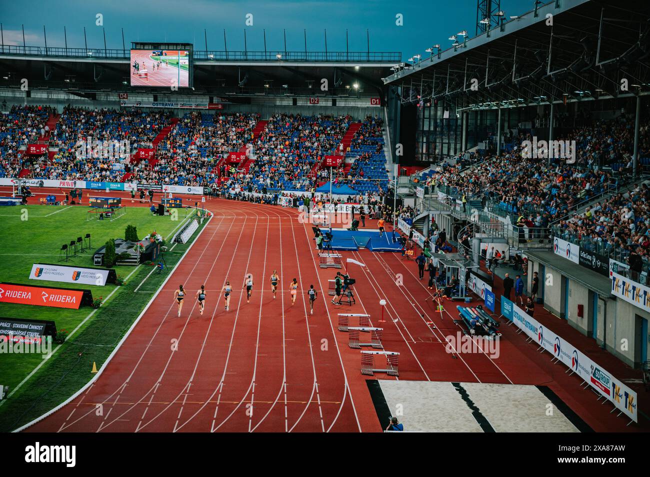 OSTRAVA, CZECHIA, 28 MAGGIO 2024: Gara di atletica leggera professionale, tifosi che guardano gli atleti Elite alla Modern Arena. Gara di sprint da 400 m. Prima della gara su Foto Stock