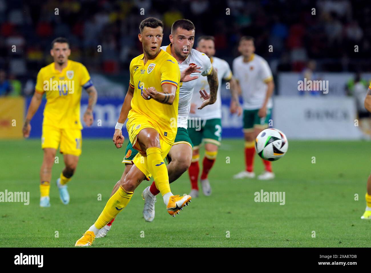 Bucarest, Romania. 4 giugno 2024. Adrian Rus (L) della Romania gareggia durante l'amichevole di calcio internazionale tra Romania e Bulgaria allo stadio Steaua di Bucarest, Romania, 4 giugno 2024. Crediti: Cristian Cristel/Xinhua/Alamy Live News Foto Stock