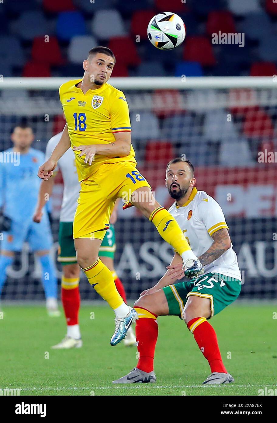 Bucarest, Romania. 4 giugno 2024. Razvan Marin (L) della Romania si confronta con Vasil Panayotov della Bulgaria durante l'amichevole internazionale di calcio tra Romania e Bulgaria allo stadio Steaua di Bucarest, Romania, 4 giugno 2024. Crediti: Cristian Cristel/Xinhua/Alamy Live News Foto Stock