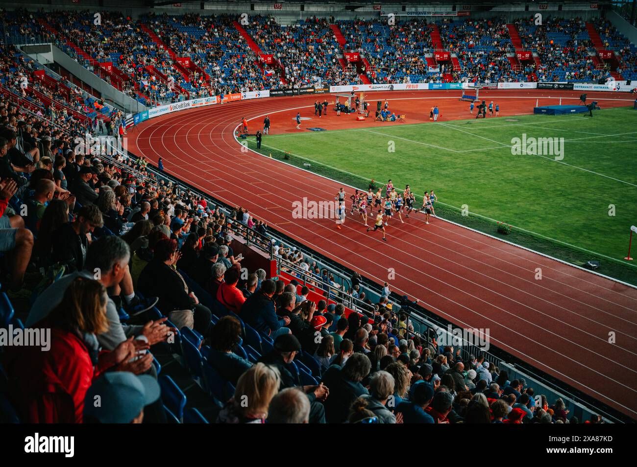 OSTRAVA, CECHIA, 28 MAGGIO 2024: 1500 metri di pista professionale. Atleti d'élite nel pack, che corrono in pista. di fronte a un modello completamente moderno Foto Stock