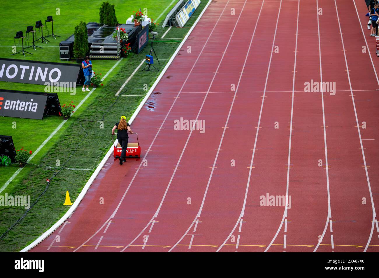 OSTRAVA, CECHIA, 28 MAGGIO 2024: Personale che prepara la pista di atletica leggera alla gara di atletica leggera professionistica Track and Field Race Foto Stock