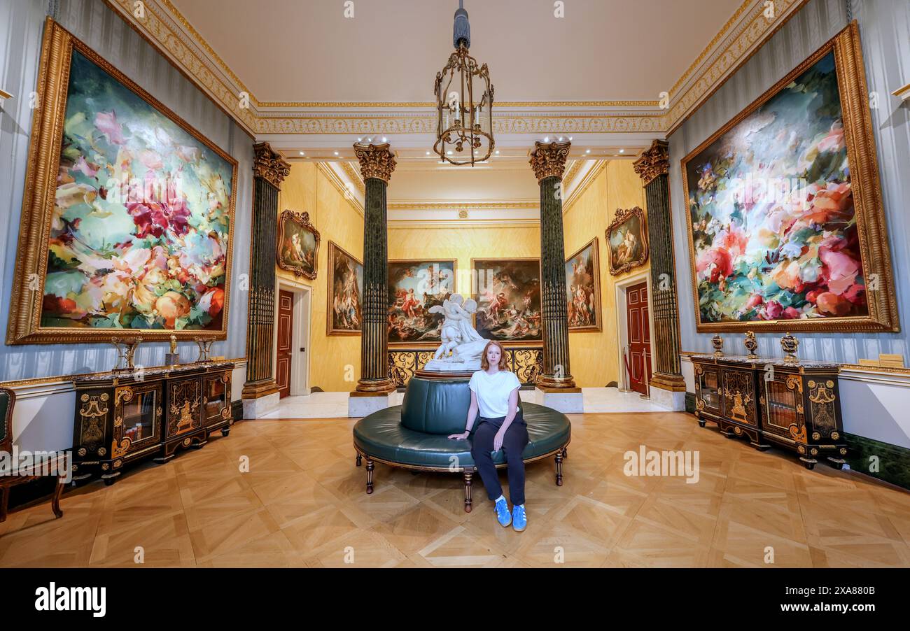 Wallace Collection, Londra 5 giugno 2024 l'artista britannica Flora Yukhnovich (nella foto) è rinomata per la sua interpretazione contemporanea dei dipinti rococò. Traendo ispirazione dal rococò francese, i cui principali esponenti includevano Jean-Antoine Watteau, Francois Boucher e Jean-Honoré Fragonard, Yukhnovich ha creato due straordinari dipinti su larga scala, che si muovono tra rappresentazione e astrazione.5 giugno - 3 novembre 2024.Paul Quezada-Neiman/Alamy Live News crediti: Paul Quezada-Neiman/Alamy Live News Foto Stock