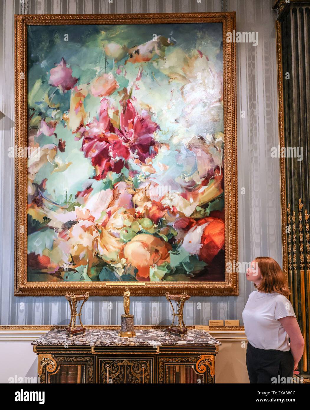 Wallace Collection, Londra 5 giugno 2024 l'artista britannica Flora Yukhnovich (nella foto) presso la Wallace Collection con i suoi nuovi dipinti, Folies Bergère e A World of Pure Imagination. Credito: Flora Yukhnovich. Per gentile concessione dell'artista, Hauser & Wirth e Victoria Miro.5 giugno - 3 novembre 2024.Paul Quezada-Neiman/Alamy Live News Foto Stock