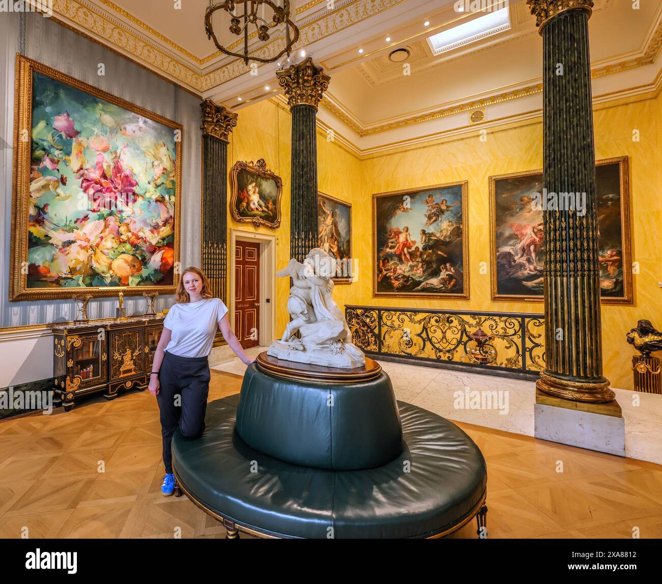 Wallace Collection, Londra 5 giugno 2024 l'artista britannica Flora Yukhnovich (nella foto) è rinomata per la sua interpretazione contemporanea dei dipinti rococò. Traendo ispirazione dal rococò francese, i cui principali esponenti includevano Jean-Antoine Watteau, Francois Boucher e Jean-Honoré Fragonard, Yukhnovich ha creato due straordinari dipinti su larga scala, che si muovono tra rappresentazione e astrazione.5 giugno - 3 novembre 2024.Paul Quezada-Neiman/Alamy Live News crediti: Paul Quezada-Neiman/Alamy Live News Foto Stock