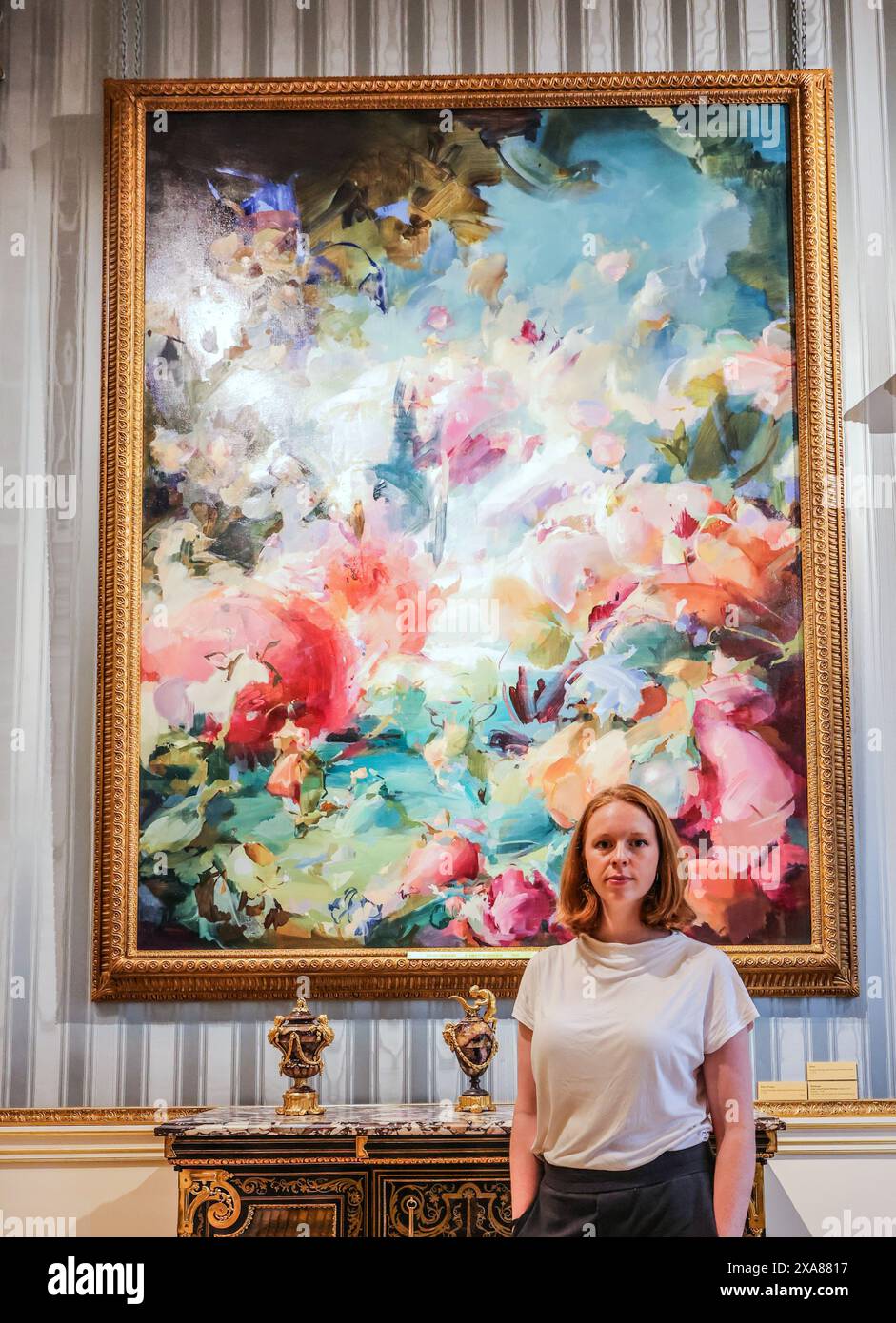 Wallace Collection, Londra 5 giugno 2024 l'artista britannica Flora Yukhnovich (nella foto) presso la Wallace Collection con i suoi nuovi dipinti, Folies Bergère e A World of Pure Imagination. Credito: Flora Yukhnovich. Per gentile concessione dell'artista, Hauser & Wirth e Victoria Miro.5 giugno - 3 novembre 2024.Paul Quezada-Neiman/Alamy Live News Foto Stock