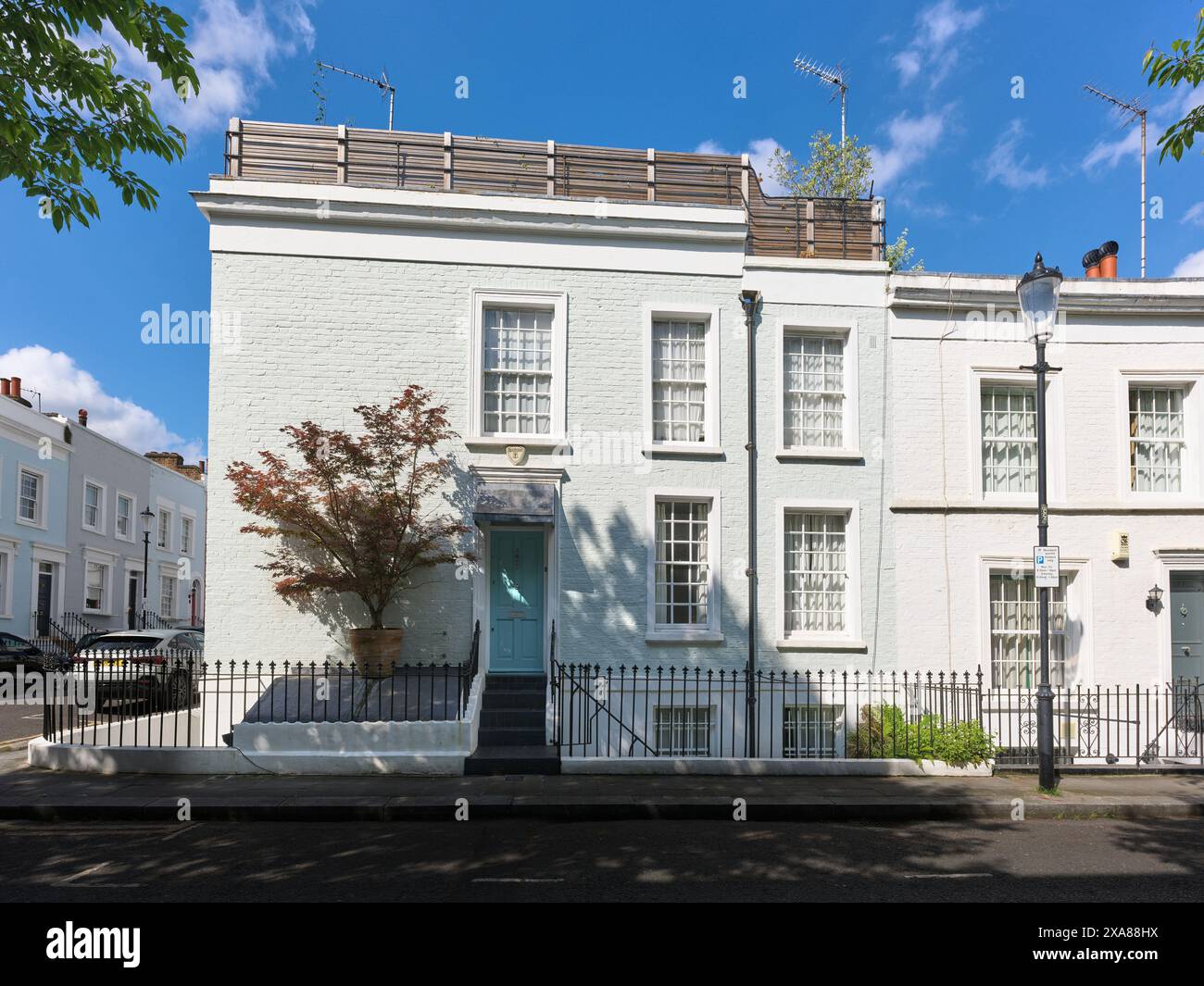 Alloggiamento a schiera dipinto in colori pastello su Jameson Street, Kensington, Londra, Inghilterra. Foto Stock