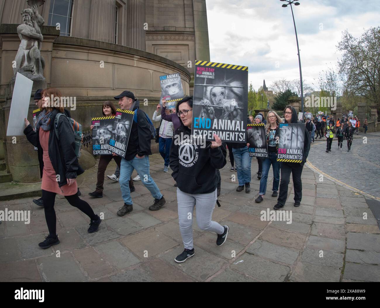 Giornata mondiale degli animali nei laboratori marzo e Rally 2024, Liverpool. Una marcia per i diritti degli animali per parlare a favore dei milioni di animali che sono torture Foto Stock