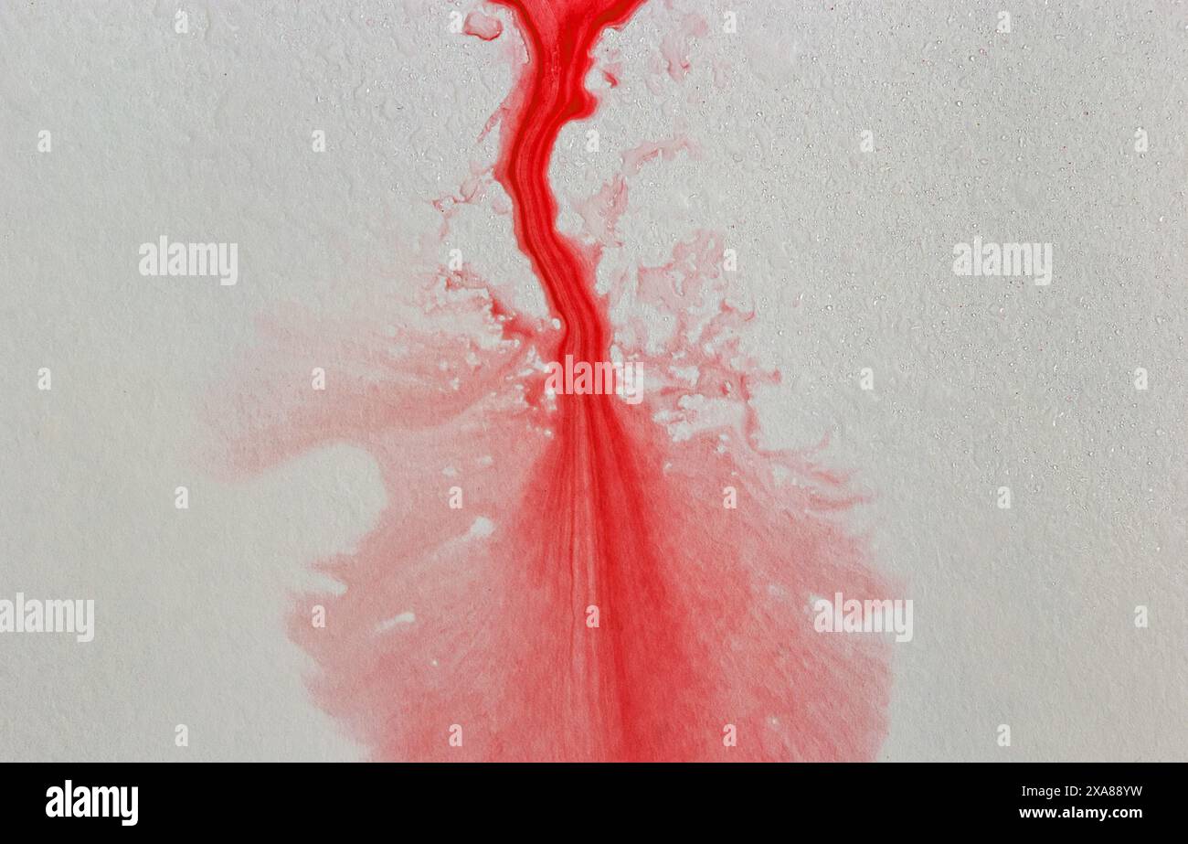 Gocce di colore blu-rosso brillante. Illustrazione astratta su sfondo bianco. Banner per testo, elemento grunge per decorazione. Foto Stock