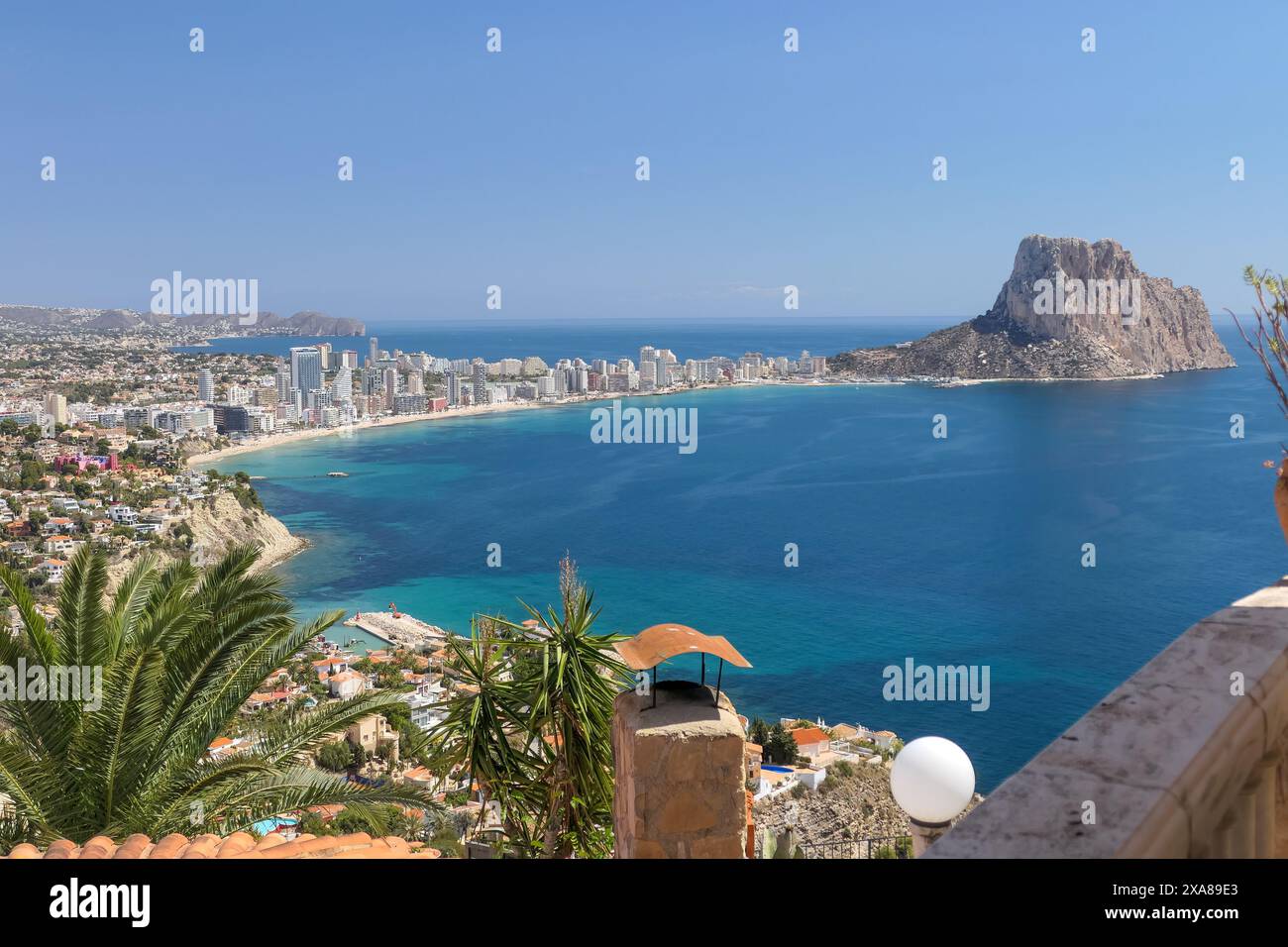 Calpe ad Alicante: Lungomare di Calpe e Peñon d'IFAC, presi dall'alto di Puerto Blanco Foto Stock