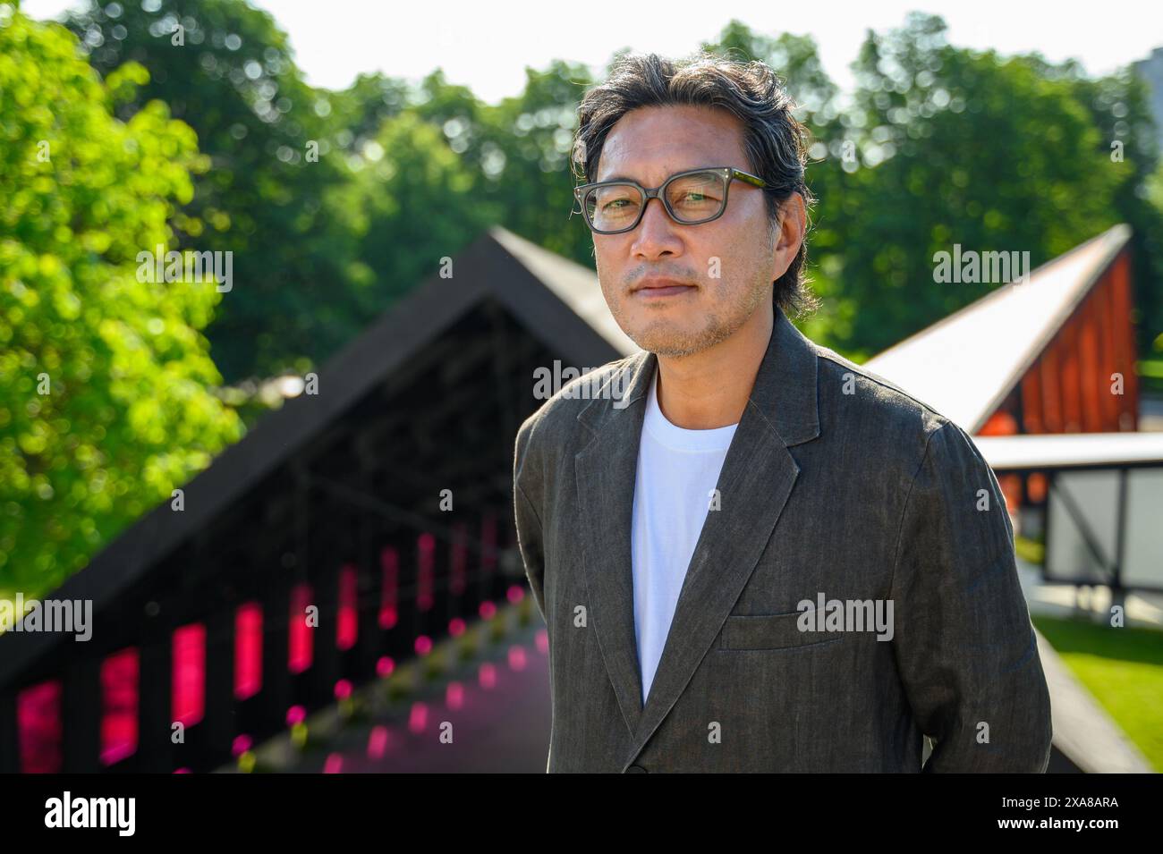 Londra, Regno Unito. 5 giugno 2024. Il 23° Serpentine Pavilion è stato inaugurato oggi a Kensington Gardens, Londra, Regno Unito, progettato dall'architetto coreano Minsuk Cho con sede a Seoul e dalla sua ditta Mass Studies. Chiamato Arcipelagico sarà visibile al pubblico dal 7 giugno al 27 ottobre 2024. Si compone di cinque parti: La Galleria - ingresso principale accogliente, destinato a estendere le attività curatoriali di Serpentine South all'esterno.zzz la Biblioteca dei libri non letti con libri non letti donati dai visitatori la Play Tower - uno spazio per il gioco all'aperto per i visitatori per arrampicarsi e interagire. Crediti: Mary-Lu Bakker/Alamy Live News Foto Stock