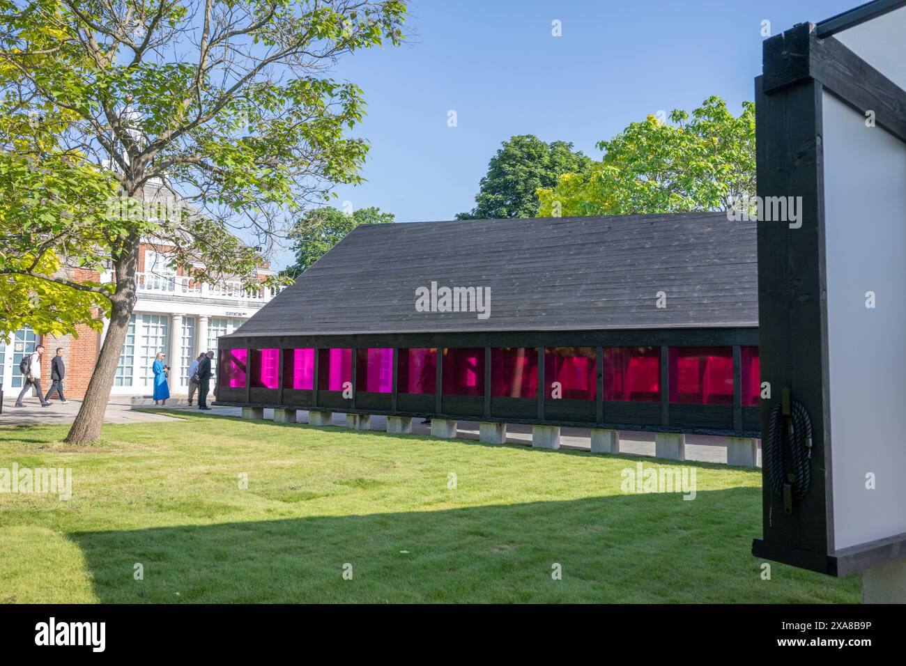 Serpentine South, Kensington Gardens, Londra, Regno Unito. 5 giugno 2024. Il 23° Serpentine Pavilion 2024, Arcipelagic Void, progettato dall'architetto coreano Minsuk Cho e dalla sua ditta Mass Studies, apre al pubblico dal 7 giugno al 27 ottobre. Il Padiglione contiene la Galleria, la Biblioteca dei libri non letti, la Casa del tè, la Play Tower e l'Auditorium. Crediti: Malcolm Park/Alamy Live News Foto Stock