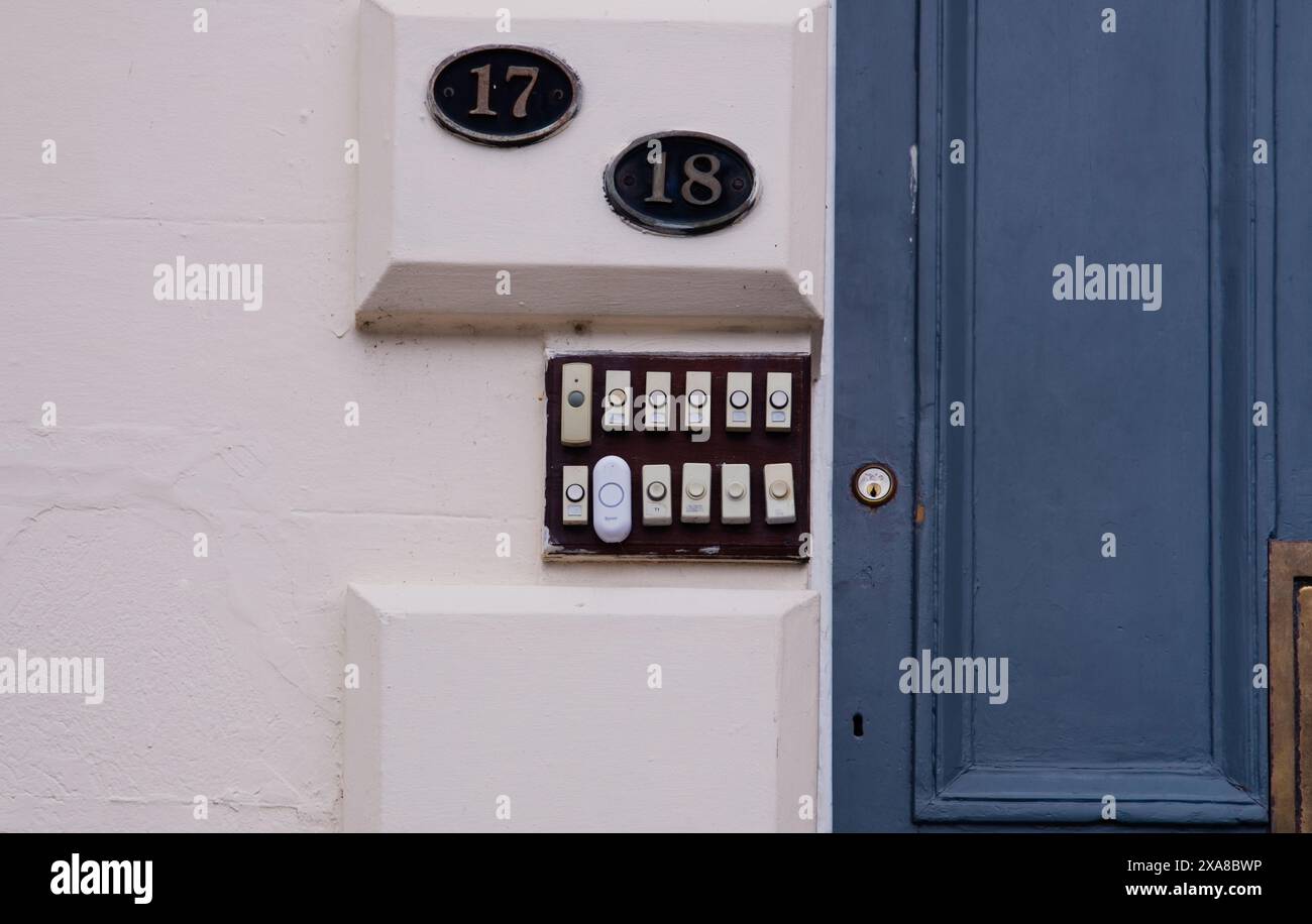 Un set di dodici campanelli su una tavola Foto Stock