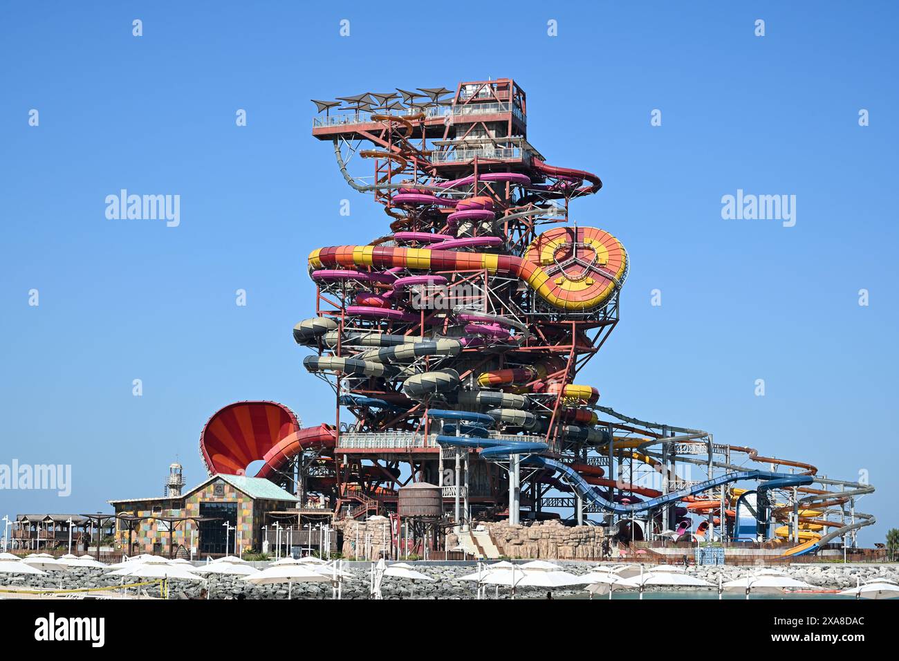 Gigantesco scivolo acquatico colorato al parco divertimenti Maryal, Doha, Qatar Foto Stock