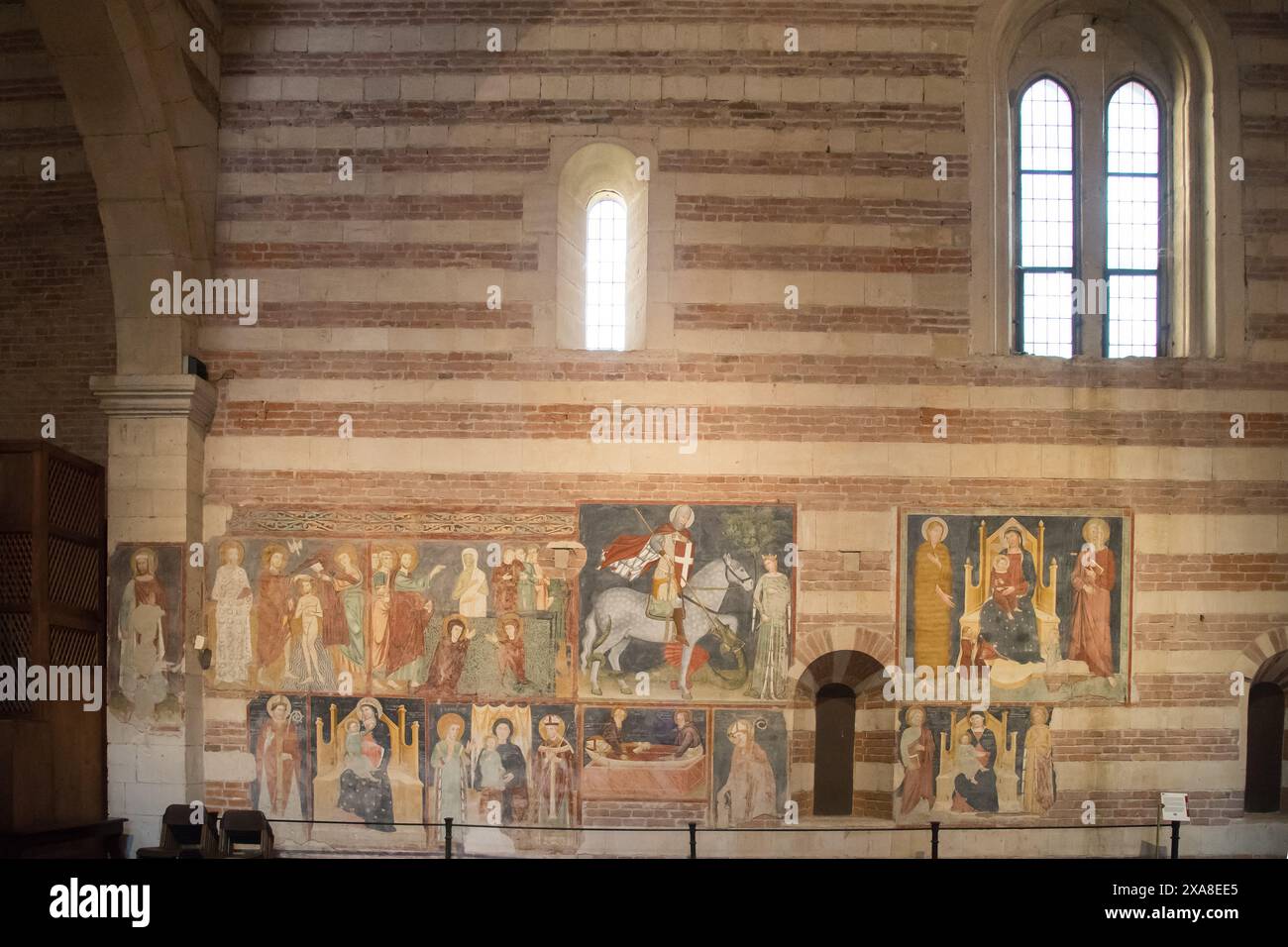 Battesimo di Gesù, Resurrezione di Lazzaro, San Giorgio e il Drago, Santi Benigno e caro che portano il corpo di San Zenone affreschi del secondo Maestro o Foto Stock