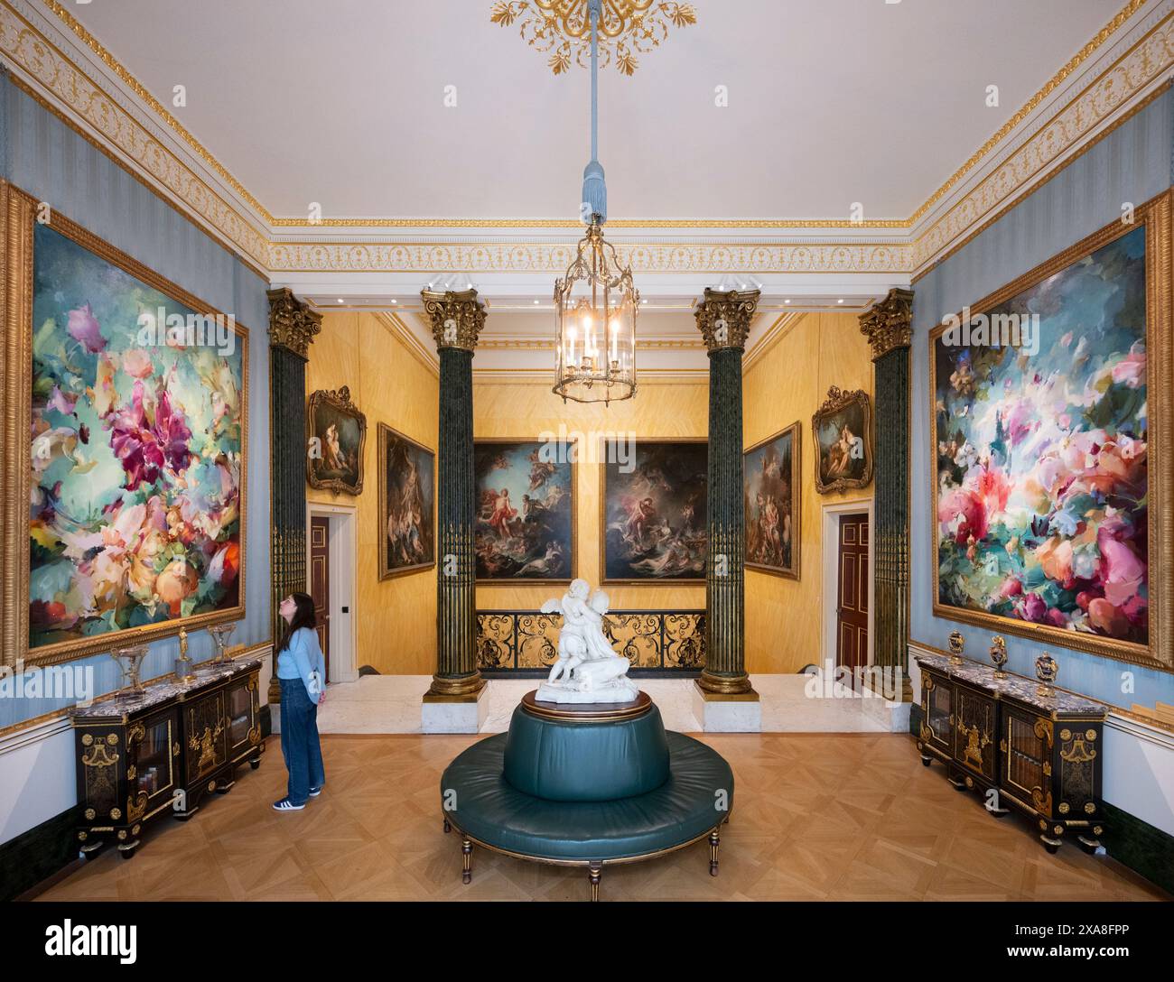 The Wallace Collection, Londra, Regno Unito. 5 giugno 2024. Ispirandosi al rococò francese, l'artista contemporanea Flora Yukhnovich crea straordinari dipinti su larga scala che si muovono tra rappresentazione e astrazione. Due delle sue opere sono esposte insieme alla collezione di dipinti di Francois Boucher (1703-1770) in cima alla grande scalinata di Hertford House. Immagine: (A sinistra) Flora Yukhnovich, A World of Pure Imagination, 2024; (a destra) Flora Yukhnovich, Folies Bergère, 2024, per gentile concessione dell'artista e di Victoria Miro. Crediti: Malcolm Park/Alamy Live News Foto Stock
