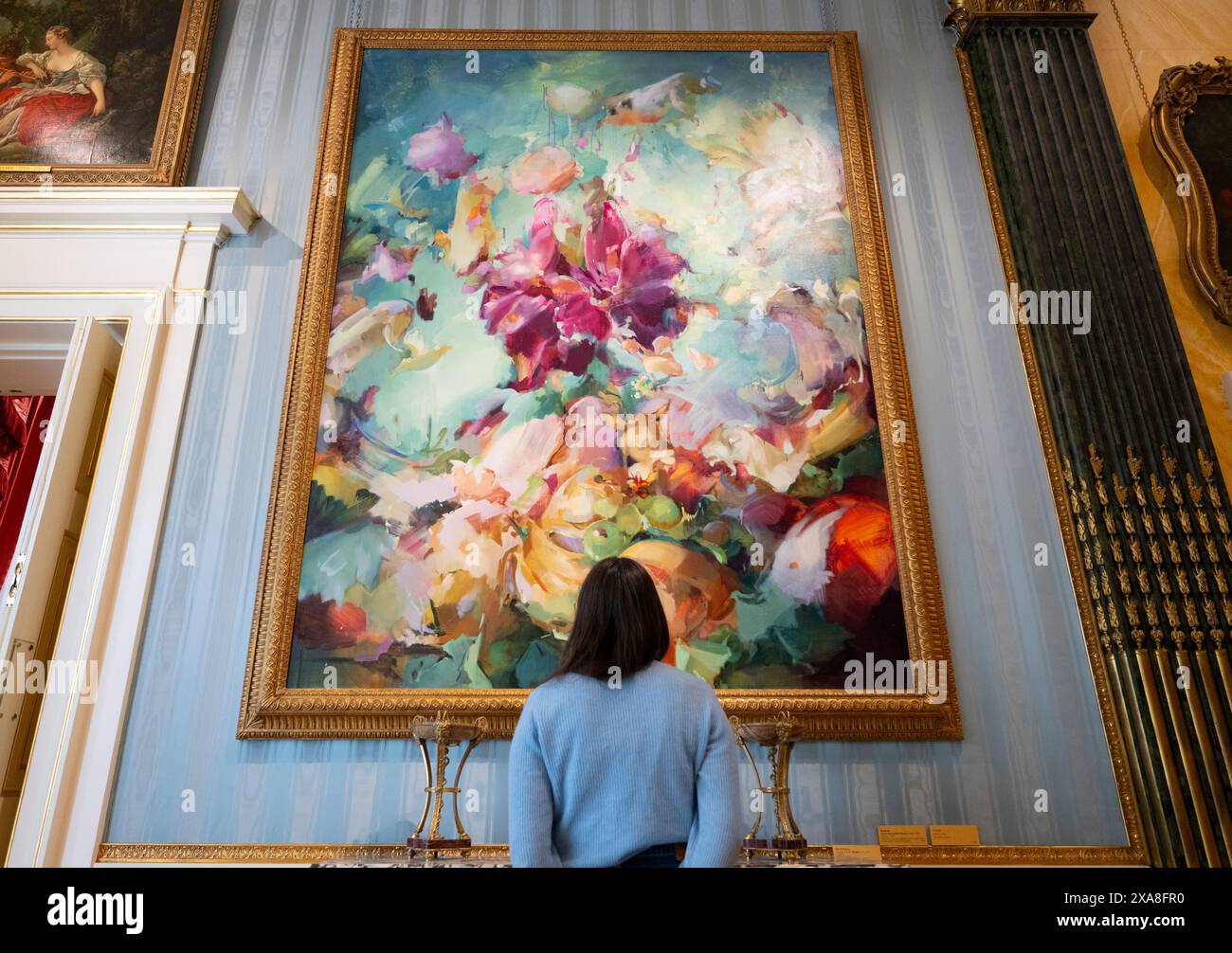 The Wallace Collection, Londra, Regno Unito. 5 giugno 2024. Ispirandosi al rococò francese, l'artista contemporanea Flora Yukhnovich crea straordinari dipinti su larga scala che si muovono tra rappresentazione e astrazione. Due delle sue opere sono esposte insieme alla collezione di dipinti di Francois Boucher (1703-1770) in cima alla grande scalinata di Hertford House. Immagine: Flora Yukhnovich, A World of Pure Imagination, 2024, per gentile concessione dell'artista e Victoria Miro. Crediti: Malcolm Park/Alamy Live News Foto Stock