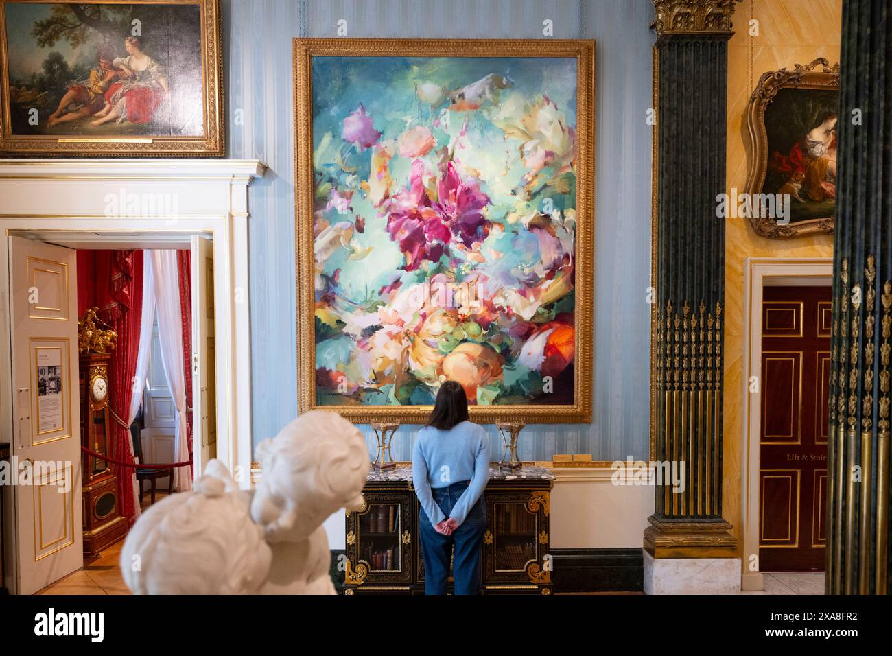 The Wallace Collection, Londra, Regno Unito. 5 giugno 2024. Ispirandosi al rococò francese, l'artista contemporanea Flora Yukhnovich crea straordinari dipinti su larga scala che si muovono tra rappresentazione e astrazione. Due delle sue opere sono esposte insieme alla collezione di dipinti di Francois Boucher (1703-1770) in cima alla grande scalinata di Hertford House. Immagine: Flora Yukhnovich, A World of Pure Imagination, 2024, per gentile concessione dell'artista e Victoria Miro. Crediti: Malcolm Park/Alamy Live News Foto Stock