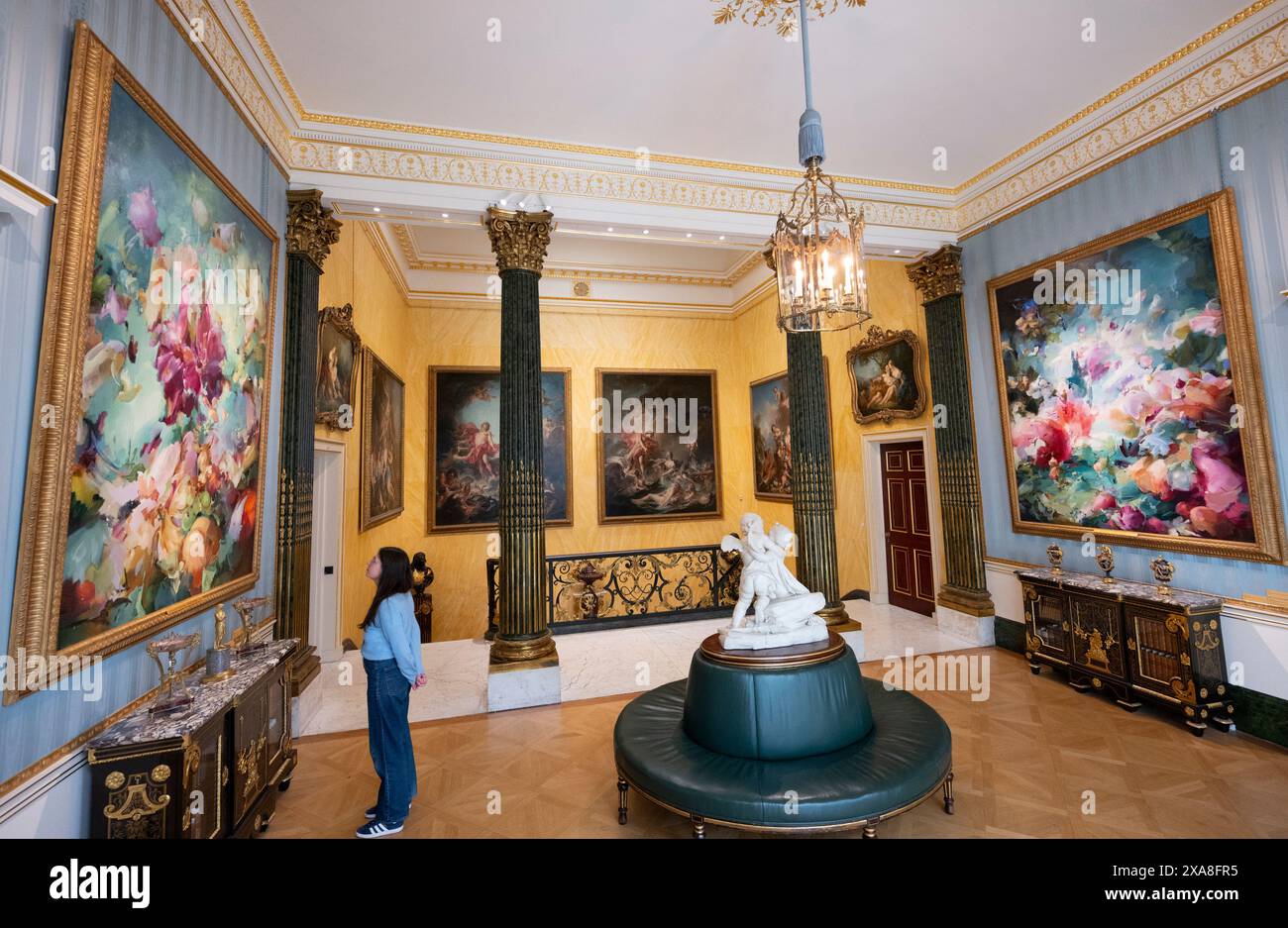 The Wallace Collection, Londra, Regno Unito. 5 giugno 2024. Ispirandosi al rococò francese, l'artista contemporanea Flora Yukhnovich crea straordinari dipinti su larga scala che si muovono tra rappresentazione e astrazione. Due delle sue opere sono esposte insieme alla collezione di dipinti di Francois Boucher (1703-1770) in cima alla grande scalinata di Hertford House. Immagine: (A sinistra) Flora Yukhnovich, A World of Pure Imagination, 2024; (a destra) Flora Yukhnovich, Folies Bergère, 2024, per gentile concessione dell'artista e di Victoria Miro. Crediti: Malcolm Park/Alamy Live News Foto Stock
