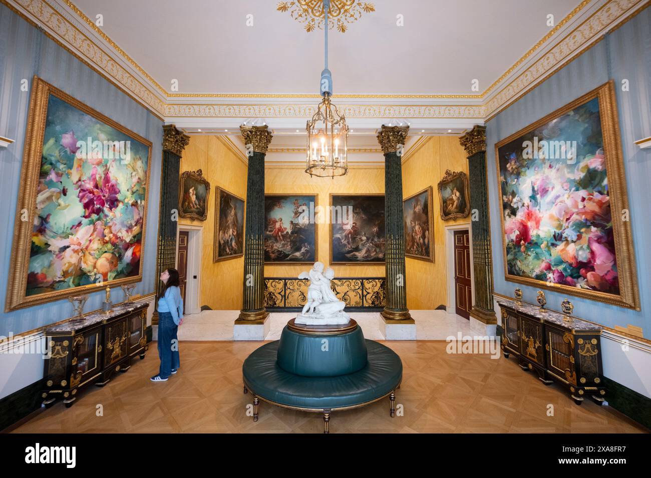 The Wallace Collection, Londra, Regno Unito. 5 giugno 2024. Ispirandosi al rococò francese, l'artista contemporanea Flora Yukhnovich crea straordinari dipinti su larga scala che si muovono tra rappresentazione e astrazione. Due delle sue opere sono esposte insieme alla collezione di dipinti di Francois Boucher (1703-1770) in cima alla grande scalinata di Hertford House. Immagine: (A sinistra) Flora Yukhnovich, A World of Pure Imagination, 2024; (a destra) Flora Yukhnovich, Folies Bergère, 2024, per gentile concessione dell'artista e di Victoria Miro. Crediti: Malcolm Park/Alamy Live News Foto Stock