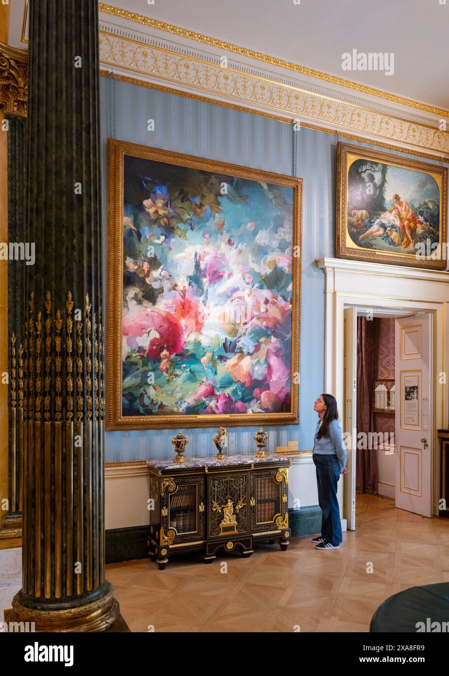 The Wallace Collection, Londra, Regno Unito. 5 giugno 2024. Ispirandosi al rococò francese, l'artista contemporanea Flora Yukhnovich crea straordinari dipinti su larga scala che si muovono tra rappresentazione e astrazione. Due delle sue opere sono esposte insieme alla collezione di dipinti di Francois Boucher (1703-1770) in cima alla grande scalinata di Hertford House. Immagine: Flora Yukhnovich, Folies Bergère, 2024, per gentile concessione dell'artista e Victoria Miro. Crediti: Malcolm Park/Alamy Live News Foto Stock