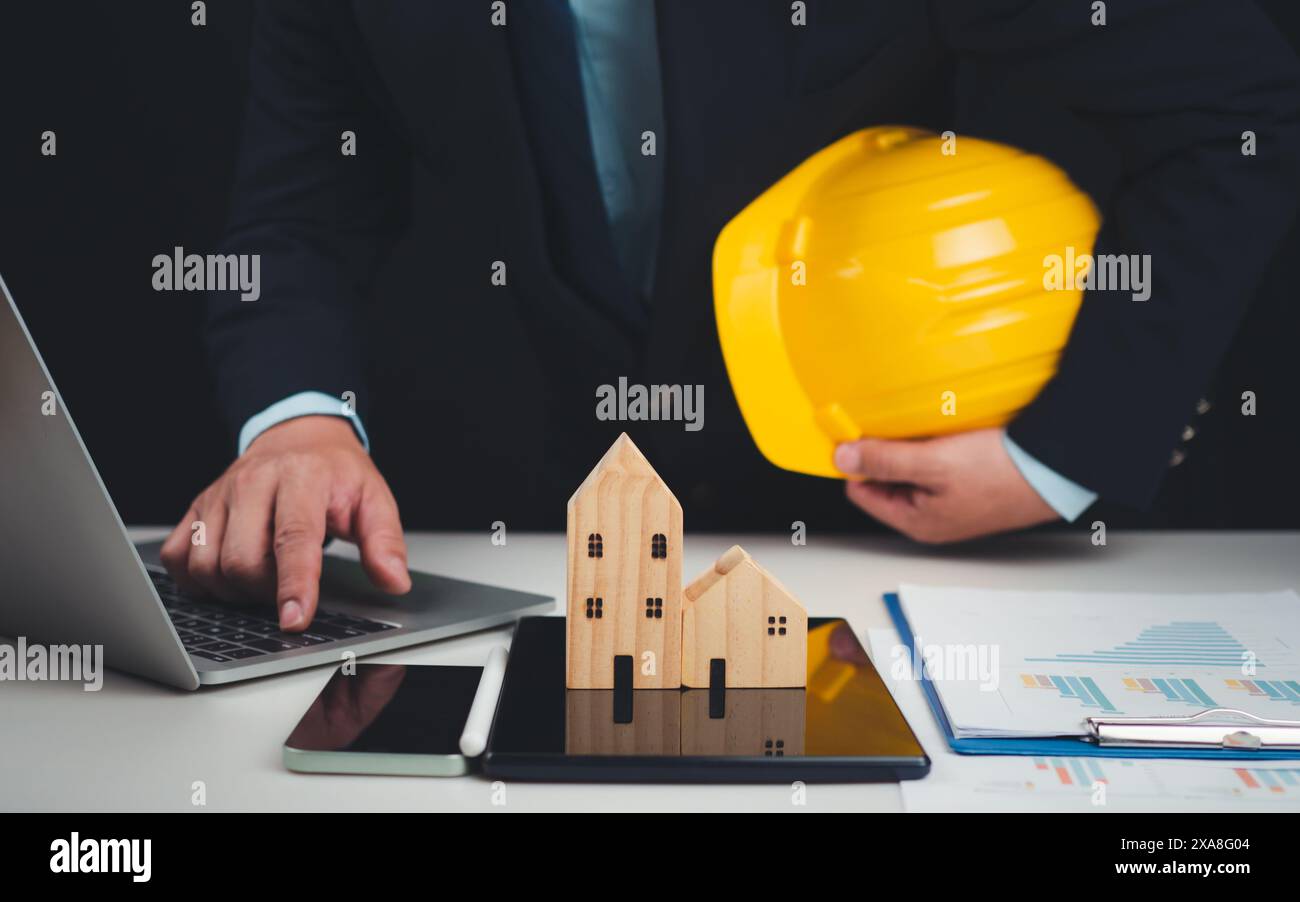 Gli agenti immobiliari offrono proprietà immobiliari in progetti, spiegando e presentando informazioni sulle abitazioni e sugli acquisti. Concetto di compravendita immobiliare, P. Foto Stock