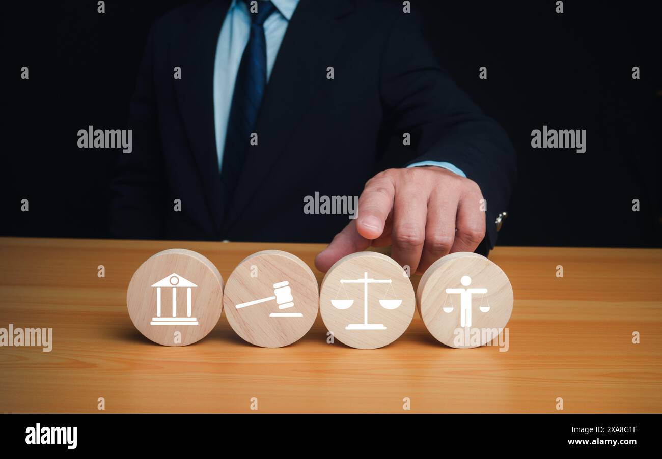 Uomo d'affari che punta il dito contro le icone del diritto globale virtuale su per la consulenza legale aziendale, diritto del lavoro, avvocato, concetto aziendale di consulenza legale, Foto Stock