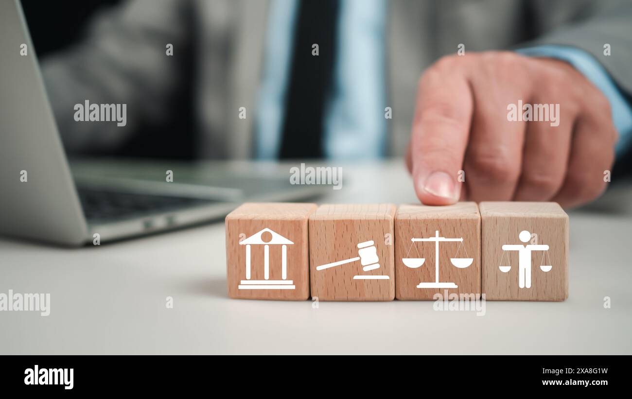 Uomo d'affari che punta il dito contro le icone del diritto globale virtuale su per la consulenza legale aziendale, diritto del lavoro, avvocato, concetto aziendale di consulenza legale, Foto Stock